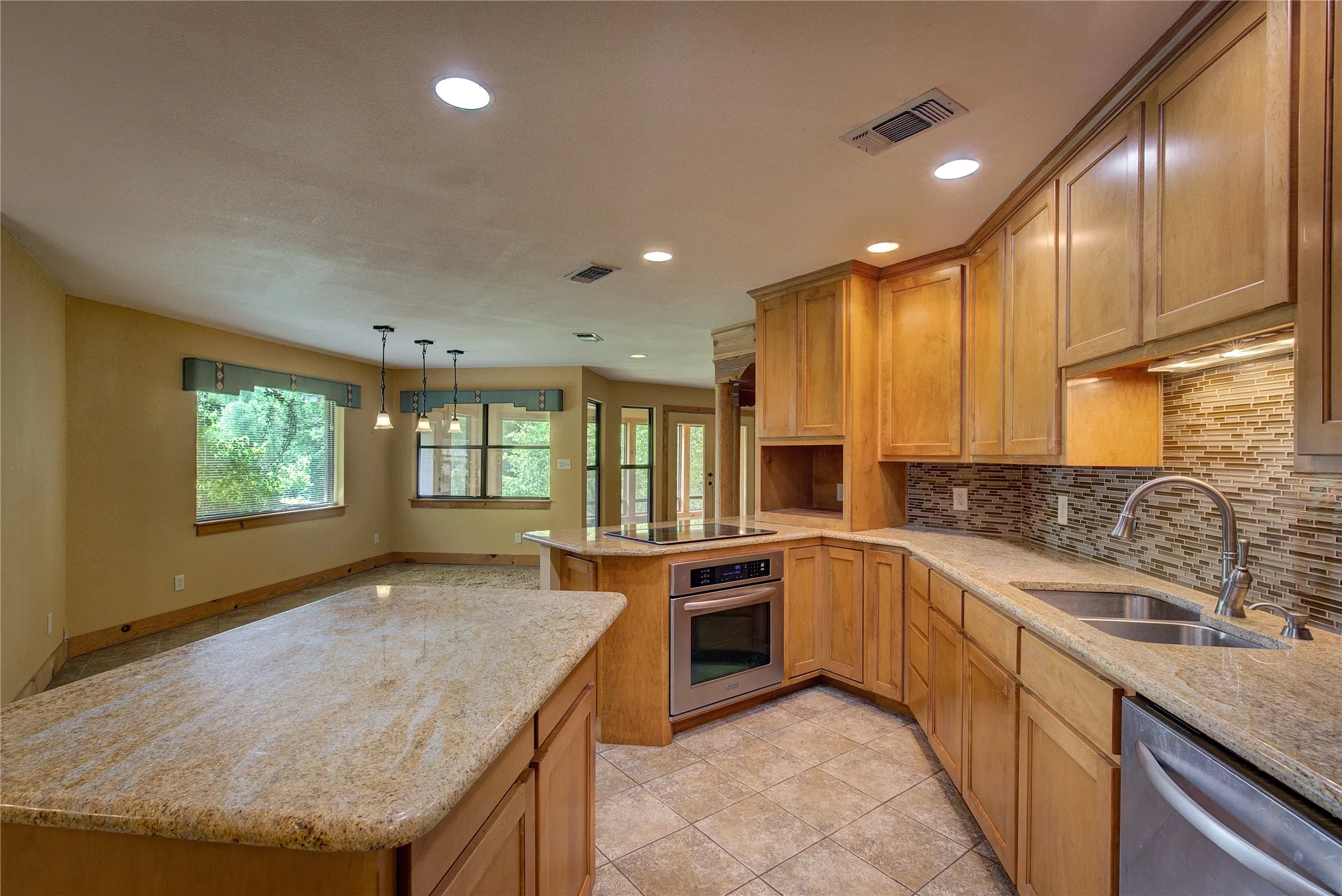 Single Family Residence For Sale in Franklin (TX) County , 1920 County Road Se 3370, Winnsboro, Texas 75494, 3 Bedroom, 2 Bathroom, 3 Garage spaces, 2,090 Sqft, built in 1983, Price $799,000, mls#21366573, Real Estate Agent in Winnsboro, Homes For Sale in Franklin (TX) county, Homes For Sale in Winnsboro, Realtor in Winnsboro Texas, Real Estate Brokerage Independent Realty Texas, Luminita Cordes Realtor