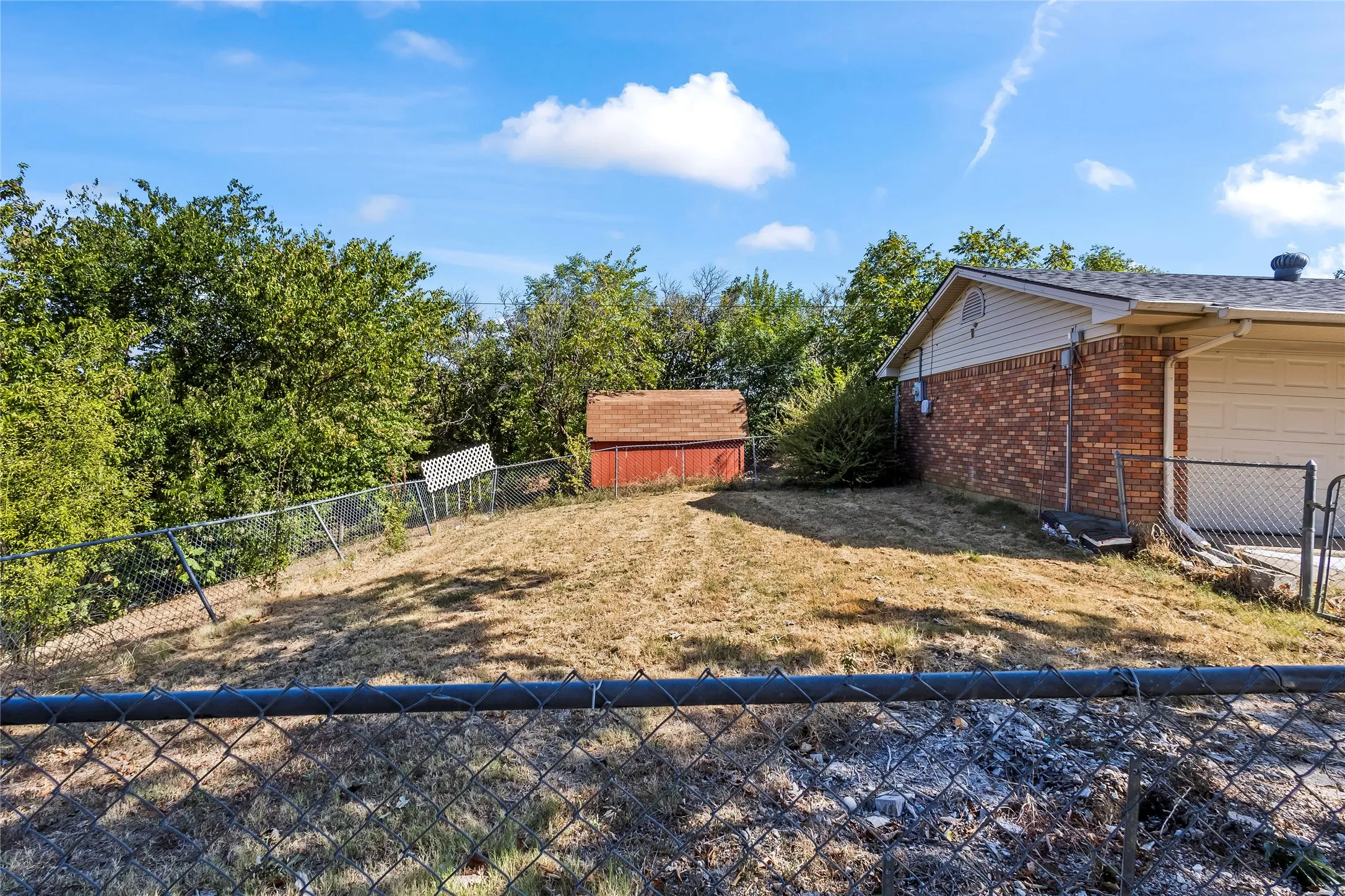 Single Family Residence For Sale in Dallas County , 909 Robertson Road, Grand Prairie, Texas 75050, 3 Bedroom, 3 Bathroom, 2 Garage spaces, 2,232 Sqft, built in 1961, mls#21366574, Real Estate Agent in Grand Prairie, Homes For Sale in Dallas county, Homes For Sale in Grand Prairie, Realtor in Grand Prairie Texas, Real Estate Brokerage Independent Realty Texas, Luminita Cordes Realtor