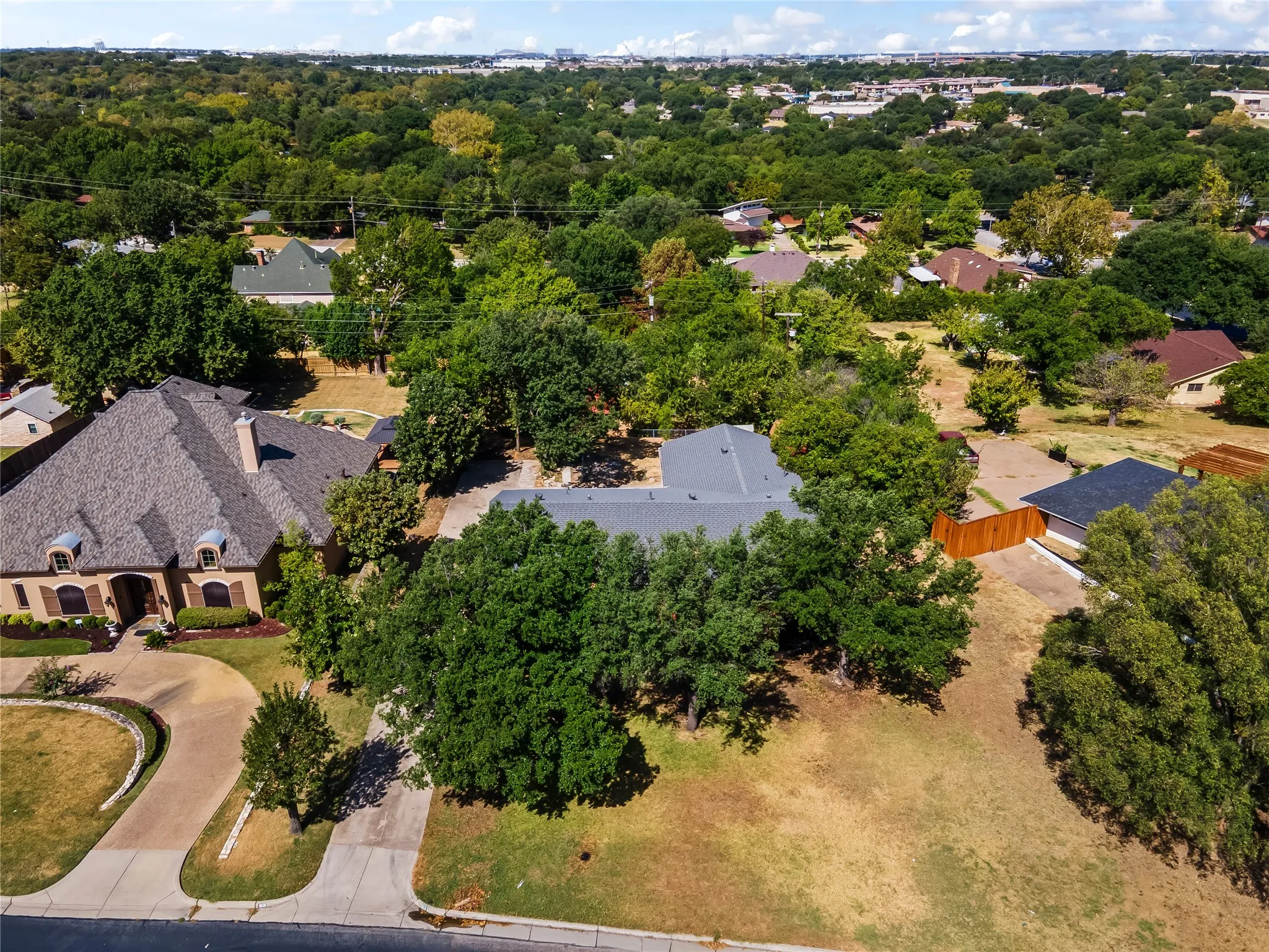 Single Family Residence For Sale in Dallas County , 909 Robertson Road, Grand Prairie, Texas 75050, 3 Bedroom, 3 Bathroom, 2 Garage spaces, 2,232 Sqft, built in 1961, mls#21366574, Real Estate Agent in Grand Prairie, Homes For Sale in Dallas county, Homes For Sale in Grand Prairie, Realtor in Grand Prairie Texas, Real Estate Brokerage Independent Realty Texas, Luminita Cordes Realtor