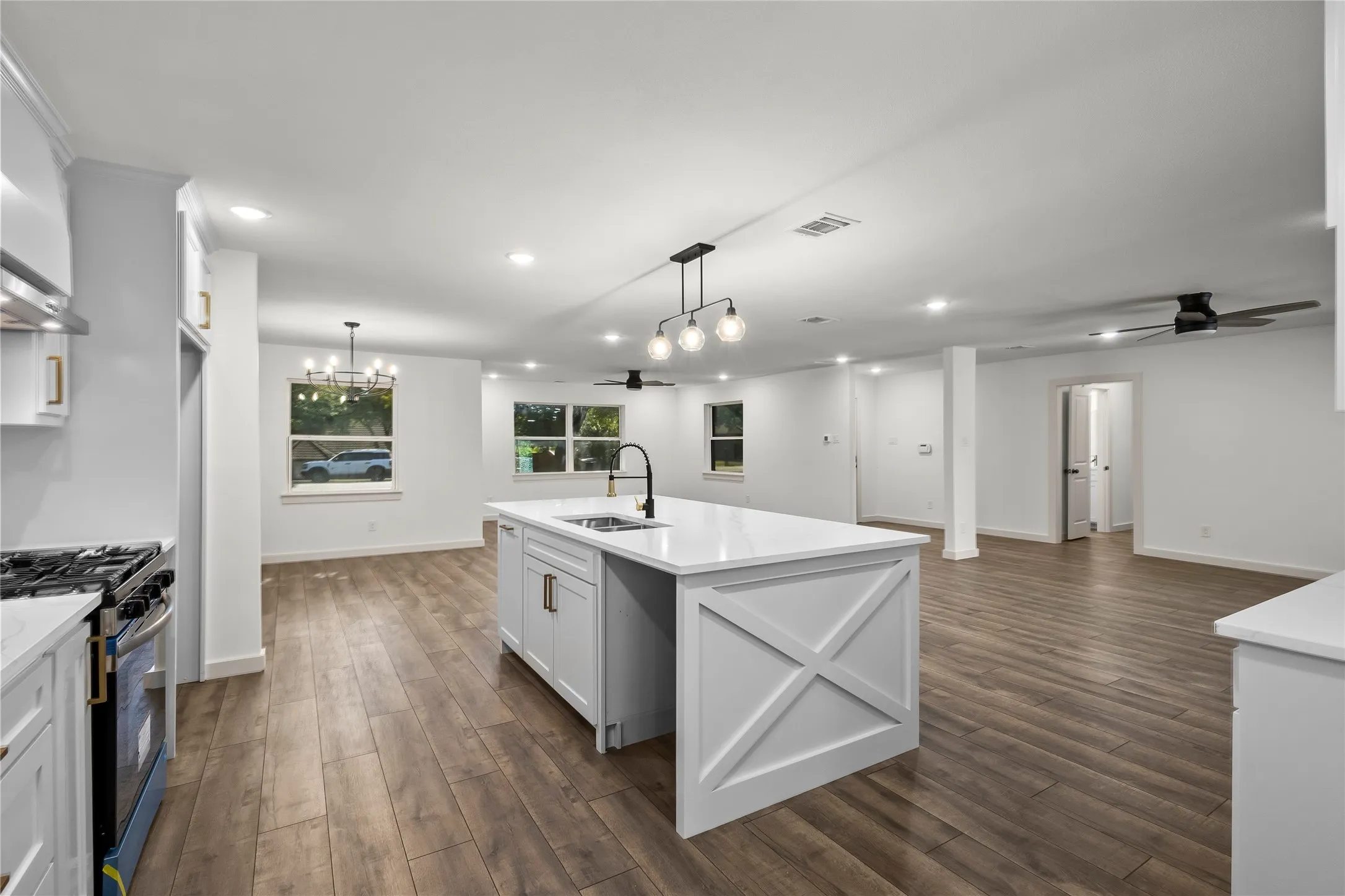 Single Family Residence For Sale in Dallas County , 909 Robertson Road, Grand Prairie, Texas 75050, 3 Bedroom, 3 Bathroom, 2 Garage spaces, 2,232 Sqft, built in 1961, mls#21366574, Real Estate Agent in Grand Prairie, Homes For Sale in Dallas county, Homes For Sale in Grand Prairie, Realtor in Grand Prairie Texas, Real Estate Brokerage Independent Realty Texas, Luminita Cordes Realtor