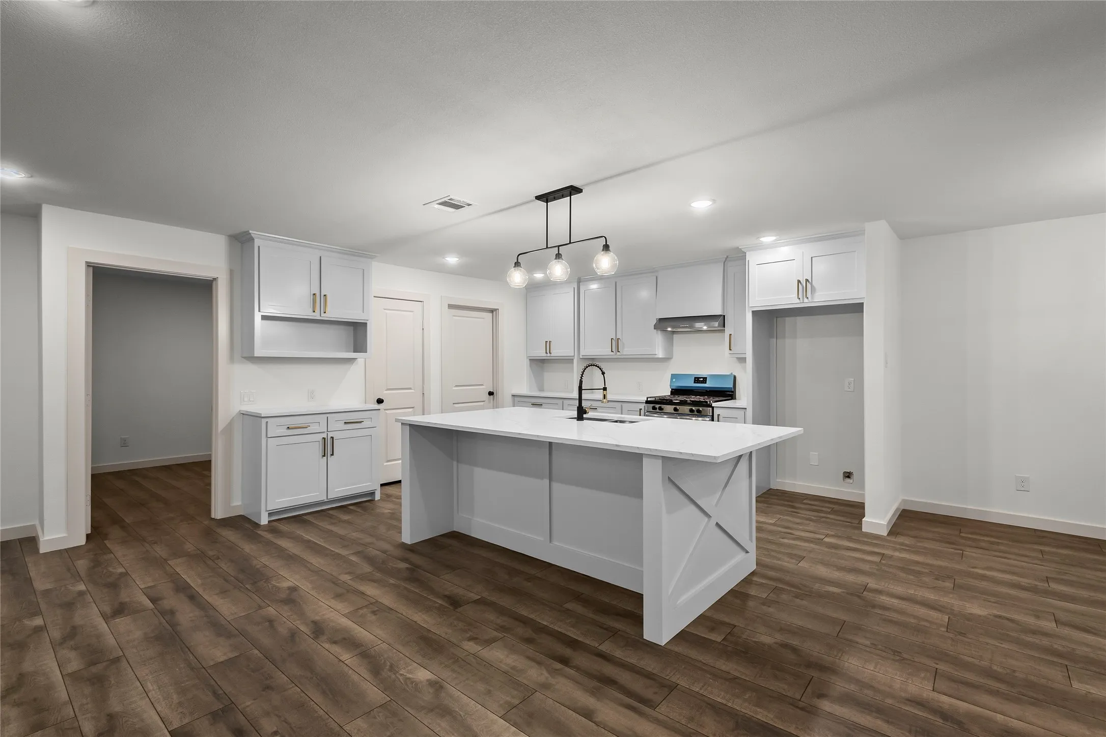 Single Family Residence For Sale in Dallas County , 909 Robertson Road, Grand Prairie, Texas 75050, 3 Bedroom, 3 Bathroom, 2 Garage spaces, 2,232 Sqft, built in 1961, mls#21366574, Real Estate Agent in Grand Prairie, Homes For Sale in Dallas county, Homes For Sale in Grand Prairie, Realtor in Grand Prairie Texas, Real Estate Brokerage Independent Realty Texas, Luminita Cordes Realtor