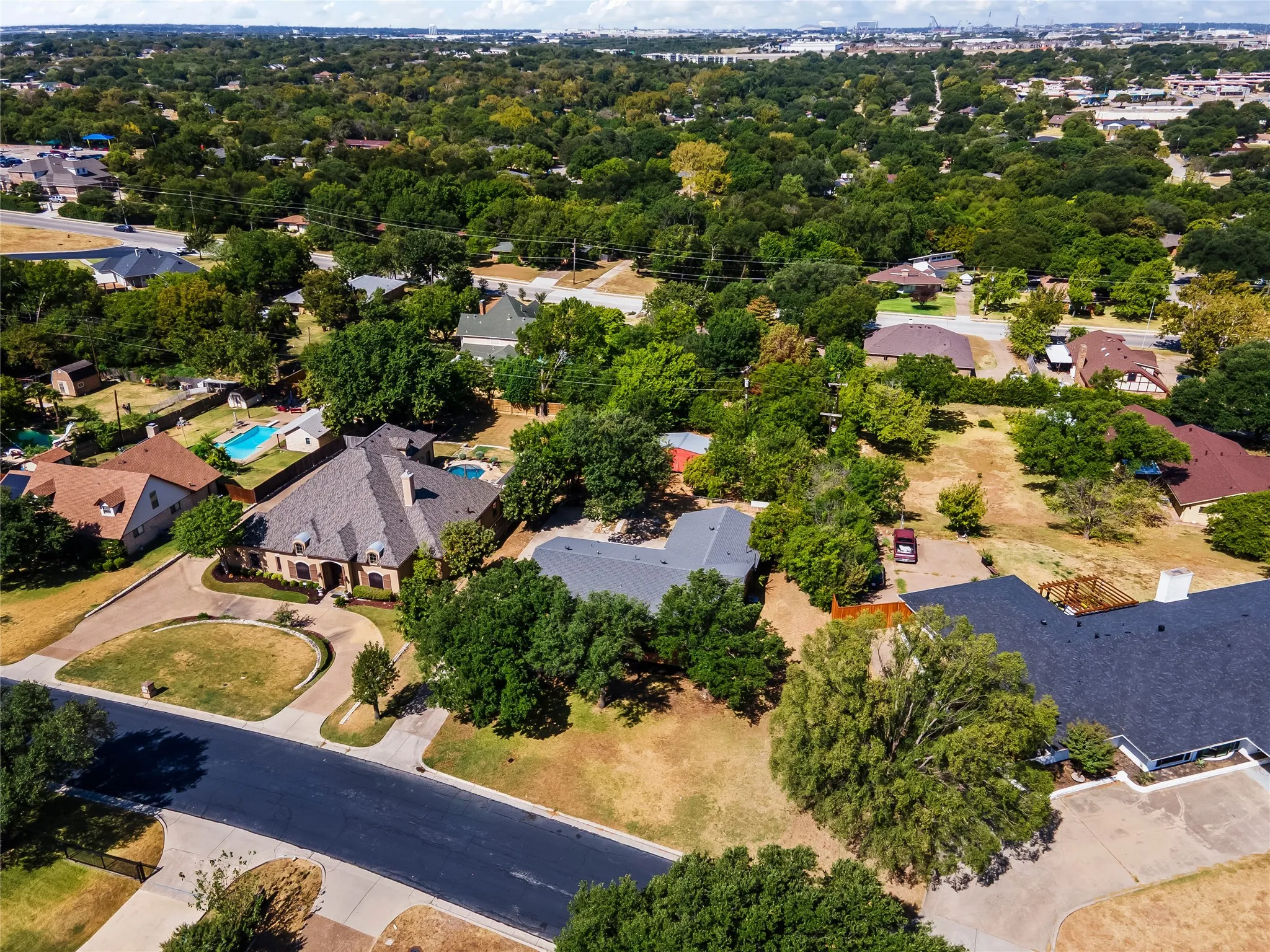 Single Family Residence For Sale in Dallas County , 909 Robertson Road, Grand Prairie, Texas 75050, 3 Bedroom, 3 Bathroom, 2 Garage spaces, 2,232 Sqft, built in 1961, mls#21366574, Real Estate Agent in Grand Prairie, Homes For Sale in Dallas county, Homes For Sale in Grand Prairie, Realtor in Grand Prairie Texas, Real Estate Brokerage Independent Realty Texas, Luminita Cordes Realtor