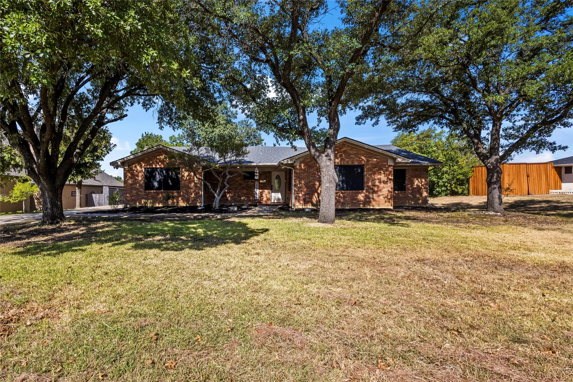 Single Family Residence For Sale in Dallas County , 909 Robertson Road, Grand Prairie, Texas 75050, 3 Bedroom, 3 Bathroom, 2 Garage spaces, 2,232 Sqft, built in 1961, mls#21366574, Real Estate Agent in Grand Prairie, Homes For Sale in Dallas county, Homes For Sale in Grand Prairie, Realtor in Grand Prairie Texas, Real Estate Brokerage Independent Realty Texas, Luminita Cordes Realtor