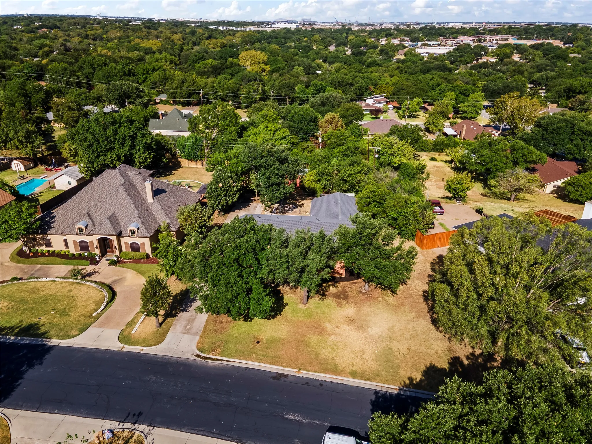 Single Family Residence For Sale in Dallas County , 909 Robertson Road, Grand Prairie, Texas 75050, 3 Bedroom, 3 Bathroom, 2 Garage spaces, 2,232 Sqft, built in 1961, mls#21366574, Real Estate Agent in Grand Prairie, Homes For Sale in Dallas county, Homes For Sale in Grand Prairie, Realtor in Grand Prairie Texas, Real Estate Brokerage Independent Realty Texas, Luminita Cordes Realtor