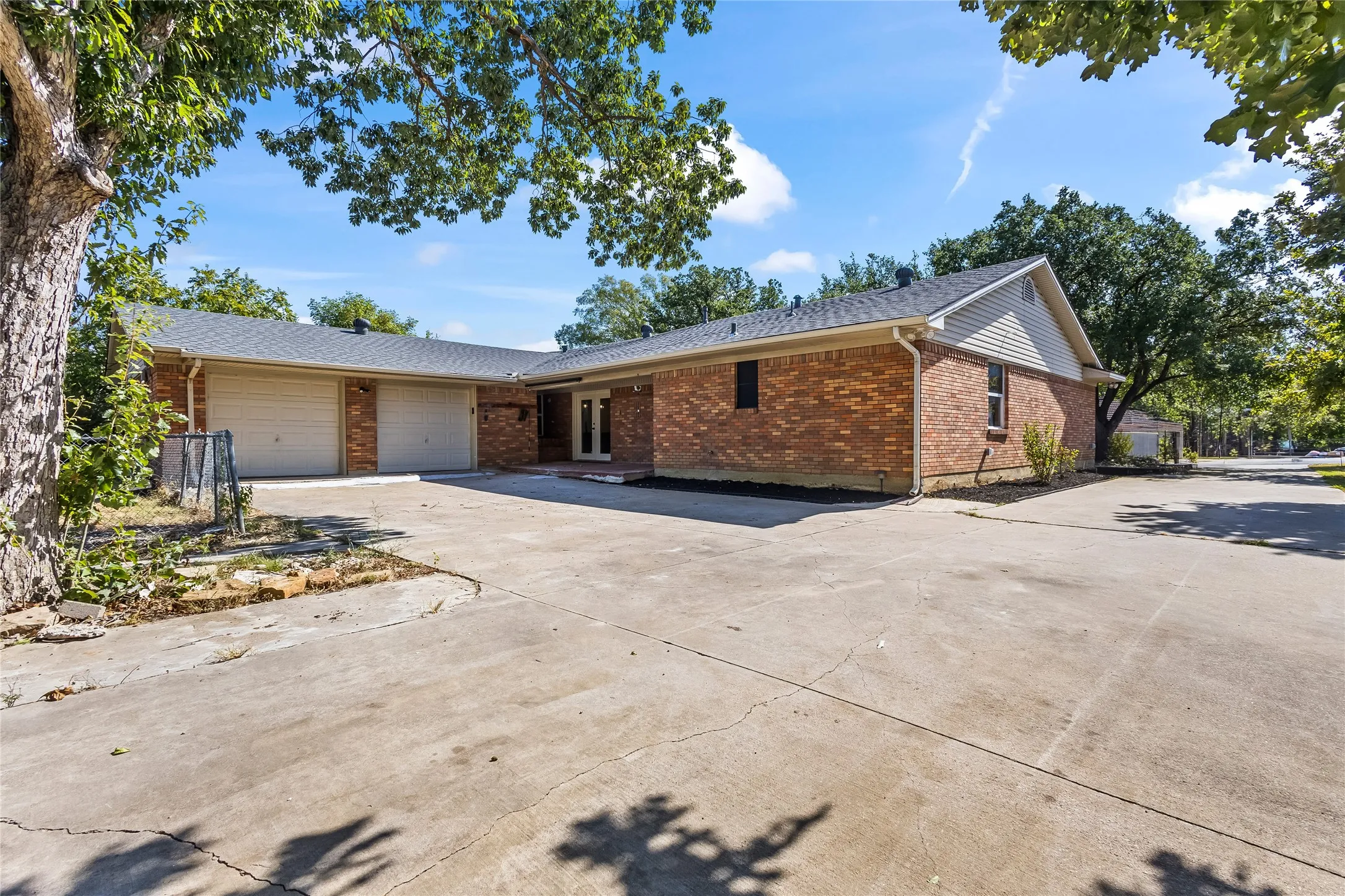 Single Family Residence For Sale in Dallas County , 909 Robertson Road, Grand Prairie, Texas 75050, 3 Bedroom, 3 Bathroom, 2 Garage spaces, 2,232 Sqft, built in 1961, mls#21366574, Real Estate Agent in Grand Prairie, Homes For Sale in Dallas county, Homes For Sale in Grand Prairie, Realtor in Grand Prairie Texas, Real Estate Brokerage Independent Realty Texas, Luminita Cordes Realtor