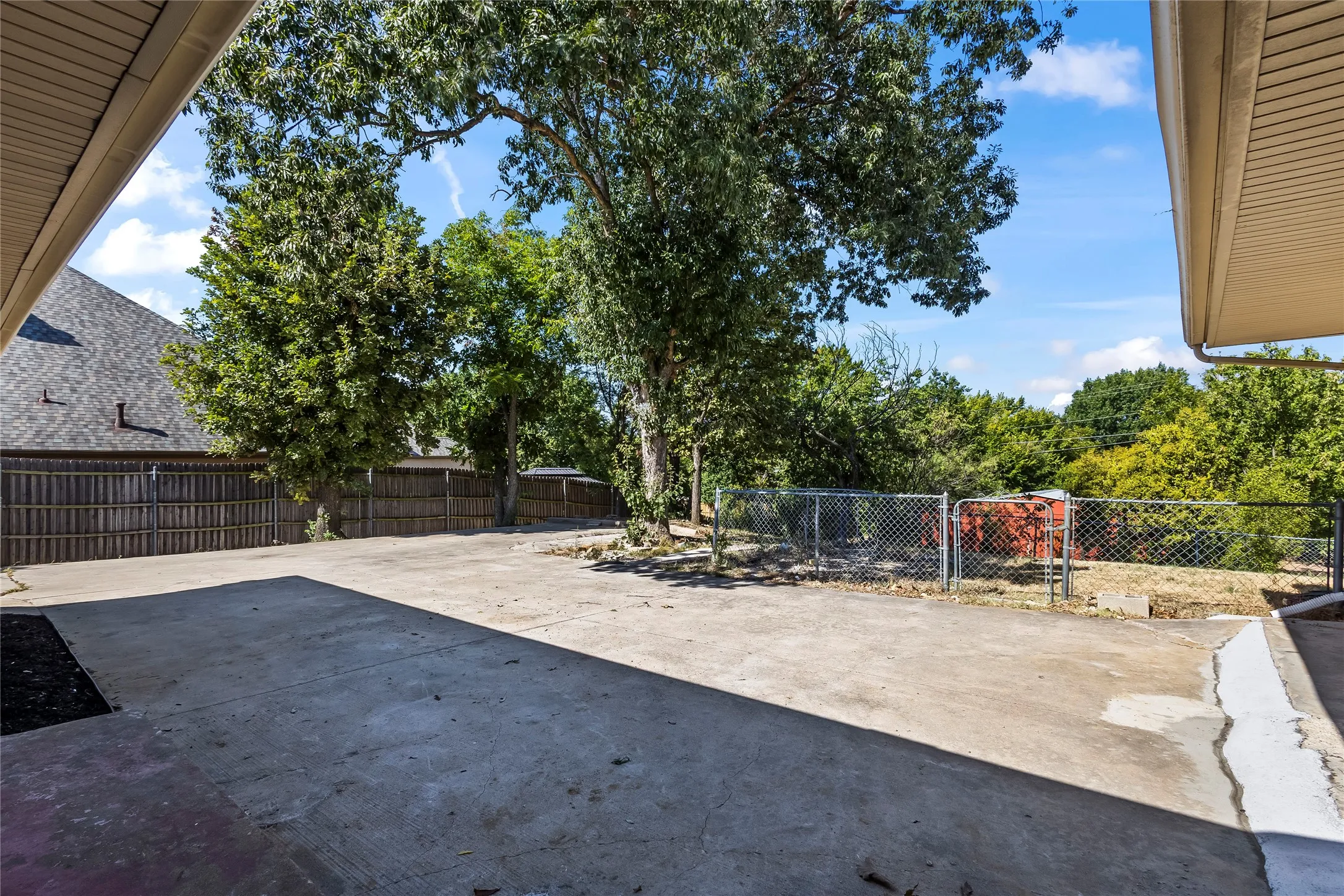 Single Family Residence For Sale in Dallas County , 909 Robertson Road, Grand Prairie, Texas 75050, 3 Bedroom, 3 Bathroom, 2 Garage spaces, 2,232 Sqft, built in 1961, mls#21366574, Real Estate Agent in Grand Prairie, Homes For Sale in Dallas county, Homes For Sale in Grand Prairie, Realtor in Grand Prairie Texas, Real Estate Brokerage Independent Realty Texas, Luminita Cordes Realtor