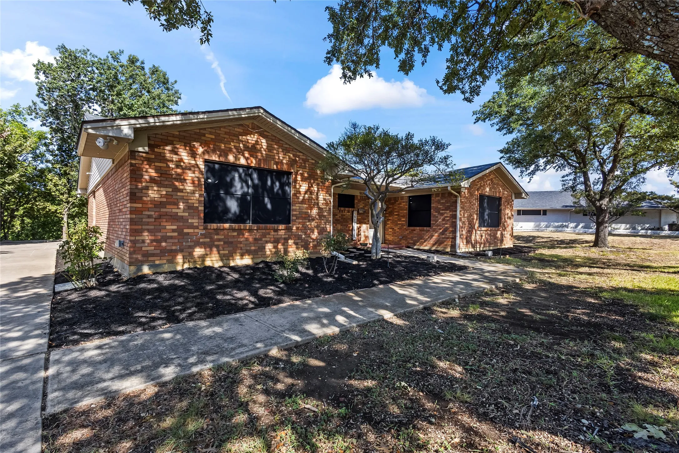 Single Family Residence For Sale in Dallas County , 909 Robertson Road, Grand Prairie, Texas 75050, 3 Bedroom, 3 Bathroom, 2 Garage spaces, 2,232 Sqft, built in 1961, mls#21366574, Real Estate Agent in Grand Prairie, Homes For Sale in Dallas county, Homes For Sale in Grand Prairie, Realtor in Grand Prairie Texas, Real Estate Brokerage Independent Realty Texas, Luminita Cordes Realtor