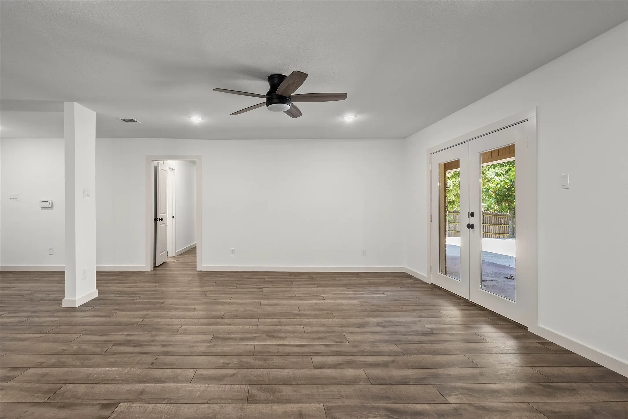 Single Family Residence For Sale in Dallas County , 909 Robertson Road, Grand Prairie, Texas 75050, 3 Bedroom, 3 Bathroom, 2 Garage spaces, 2,232 Sqft, built in 1961, mls#21366574, Real Estate Agent in Grand Prairie, Homes For Sale in Dallas county, Homes For Sale in Grand Prairie, Realtor in Grand Prairie Texas, Real Estate Brokerage Independent Realty Texas, Luminita Cordes Realtor