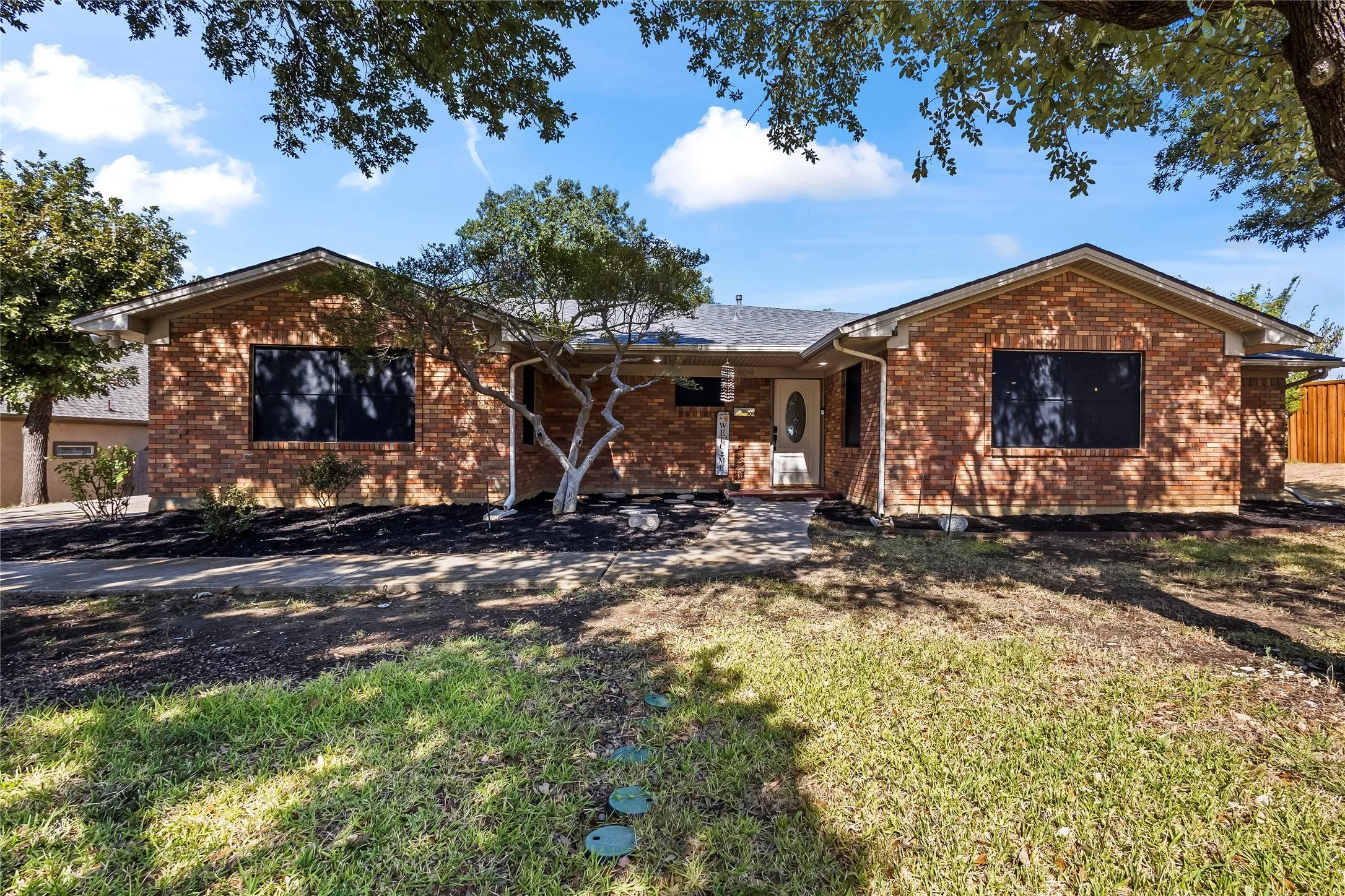 Single Family Residence For Sale in Dallas County , 909 Robertson Road, Grand Prairie, Texas 75050, 3 Bedroom, 3 Bathroom, 2 Garage spaces, 2,232 Sqft, built in 1961, mls#21366574, Real Estate Agent in Grand Prairie, Homes For Sale in Dallas county, Homes For Sale in Grand Prairie, Realtor in Grand Prairie Texas, Real Estate Brokerage Independent Realty Texas, Luminita Cordes Realtor