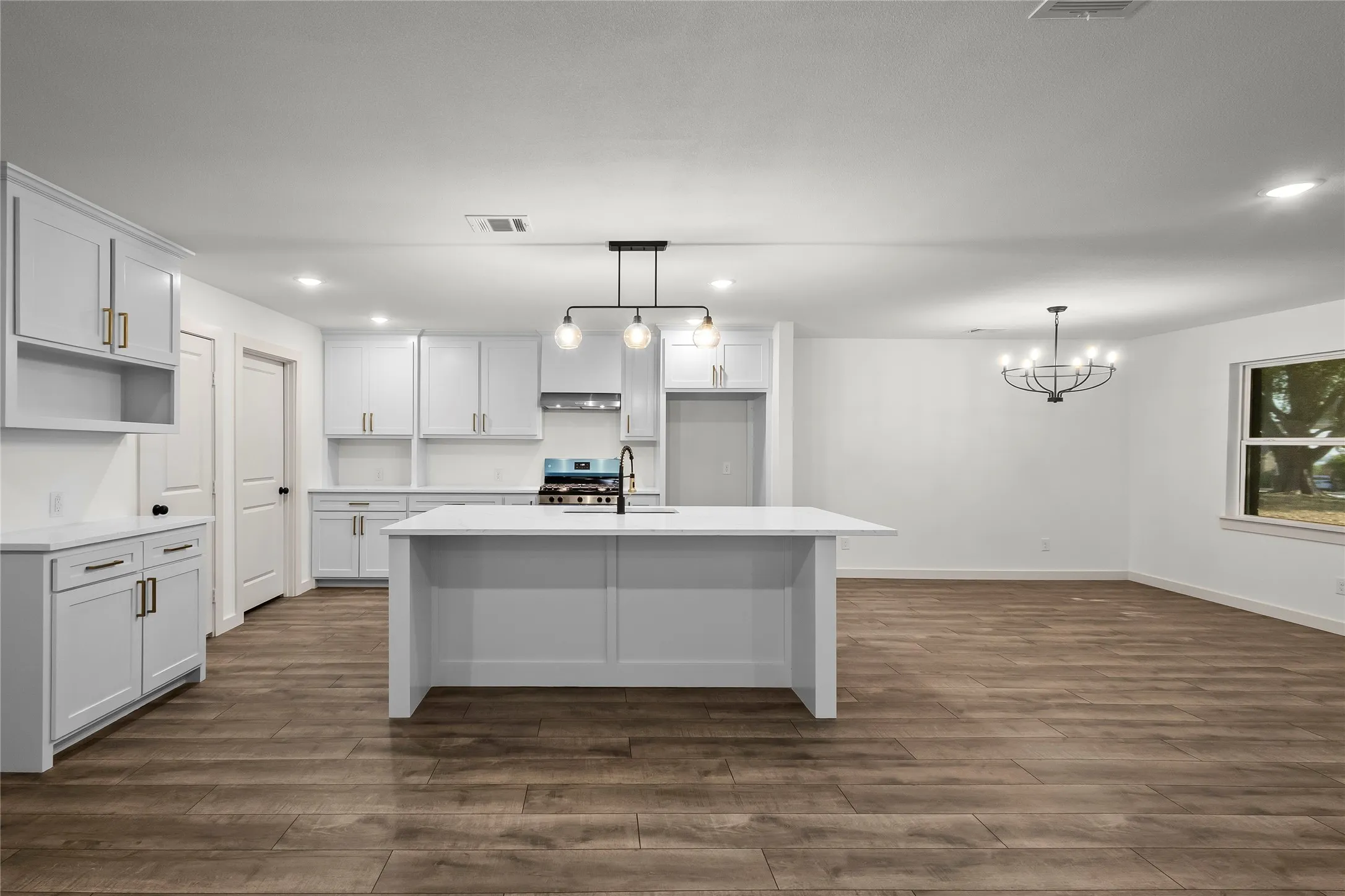Single Family Residence For Sale in Dallas County , 909 Robertson Road, Grand Prairie, Texas 75050, 3 Bedroom, 3 Bathroom, 2 Garage spaces, 2,232 Sqft, built in 1961, mls#21366574, Real Estate Agent in Grand Prairie, Homes For Sale in Dallas county, Homes For Sale in Grand Prairie, Realtor in Grand Prairie Texas, Real Estate Brokerage Independent Realty Texas, Luminita Cordes Realtor