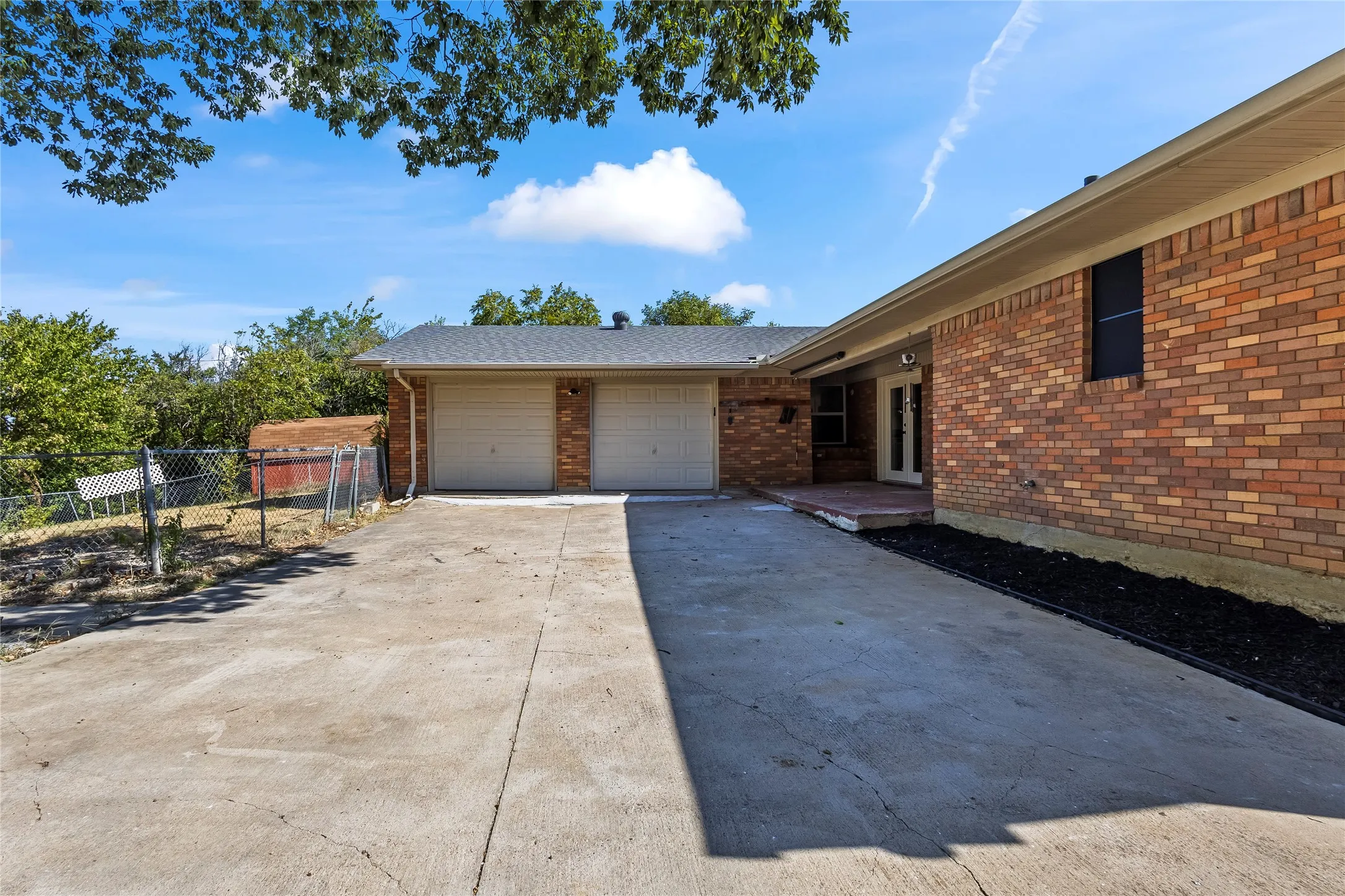 Single Family Residence For Sale in Dallas County , 909 Robertson Road, Grand Prairie, Texas 75050, 3 Bedroom, 3 Bathroom, 2 Garage spaces, 2,232 Sqft, built in 1961, mls#21366574, Real Estate Agent in Grand Prairie, Homes For Sale in Dallas county, Homes For Sale in Grand Prairie, Realtor in Grand Prairie Texas, Real Estate Brokerage Independent Realty Texas, Luminita Cordes Realtor