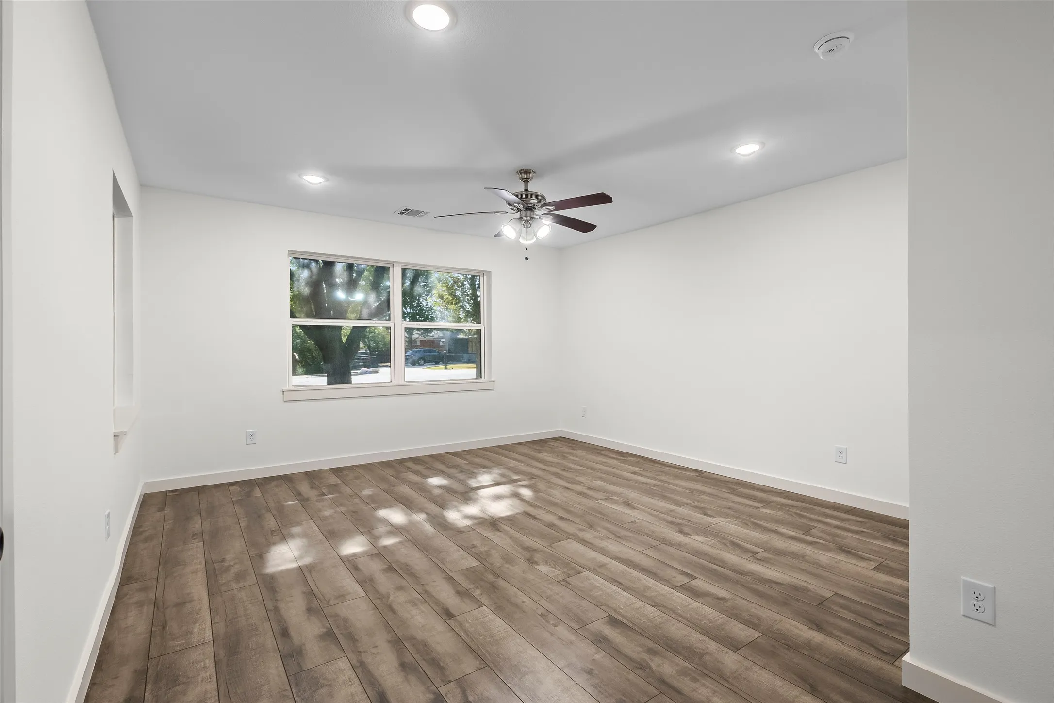 Single Family Residence For Sale in Dallas County , 909 Robertson Road, Grand Prairie, Texas 75050, 3 Bedroom, 3 Bathroom, 2 Garage spaces, 2,232 Sqft, built in 1961, mls#21366574, Real Estate Agent in Grand Prairie, Homes For Sale in Dallas county, Homes For Sale in Grand Prairie, Realtor in Grand Prairie Texas, Real Estate Brokerage Independent Realty Texas, Luminita Cordes Realtor