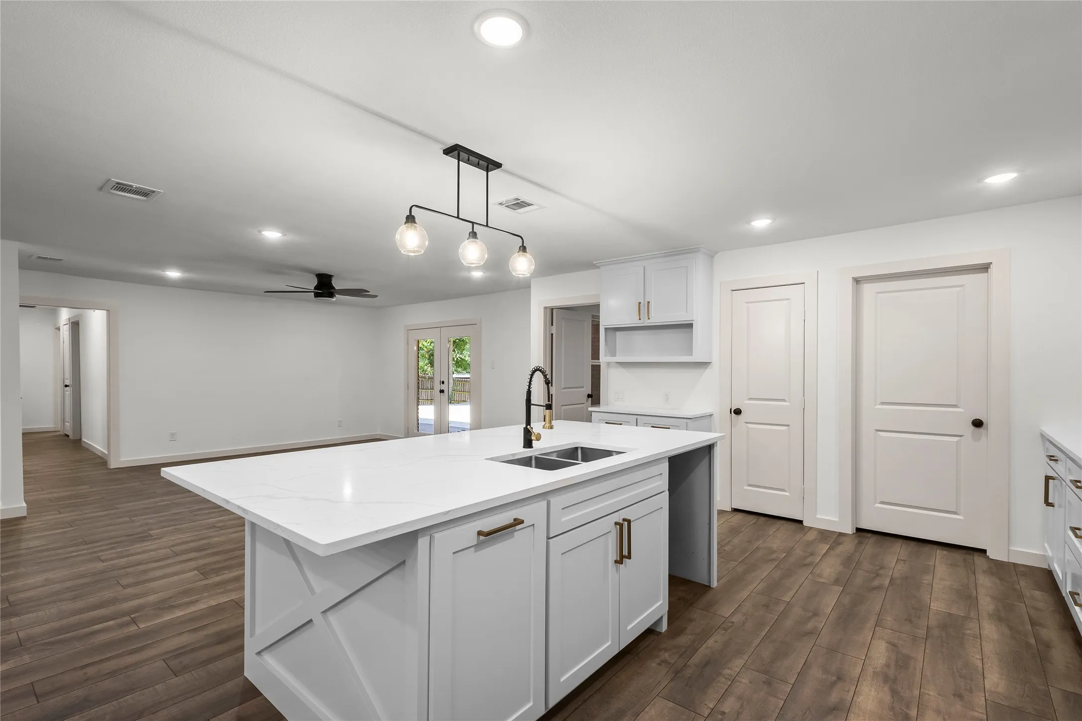 Single Family Residence For Sale in Dallas County , 909 Robertson Road, Grand Prairie, Texas 75050, 3 Bedroom, 3 Bathroom, 2 Garage spaces, 2,232 Sqft, built in 1961, mls#21366574, Real Estate Agent in Grand Prairie, Homes For Sale in Dallas county, Homes For Sale in Grand Prairie, Realtor in Grand Prairie Texas, Real Estate Brokerage Independent Realty Texas, Luminita Cordes Realtor