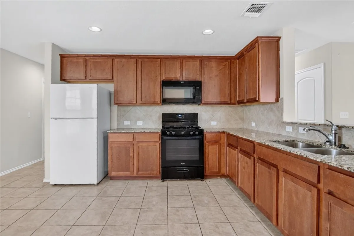 Single Family Residence For Sale in Williamson County , 535 Rockport Street, Georgetown, Texas 78633, 2 Bedroom, 2 Bathroom, 2 Garage spaces, 1,459 Sqft, built in 2020, mls#21361003, Real Estate Agent in Georgetown, Homes For Sale in Williamson county, Homes For Sale in Georgetown, Realtor in Georgetown Texas, Real Estate Brokerage Independent Realty Texas, Luminita Cordes Realtor