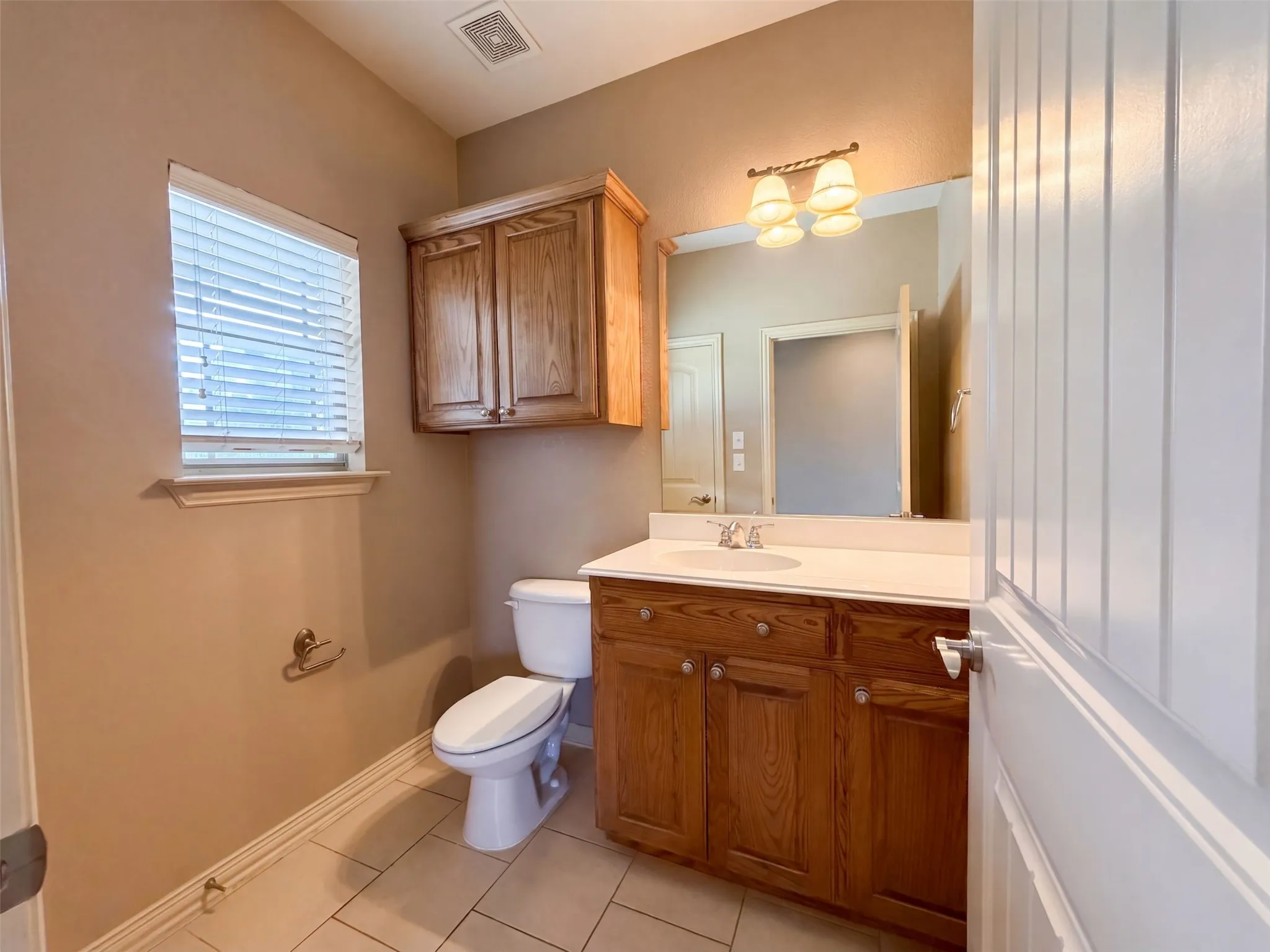 Single Family Residence For Sale in Tarrant County , 5107 Chesterfield Place, Arlington, Texas 76017, 3 Bedroom, 3 Bathroom, 2 Garage spaces, 2,415 Sqft, built in 2006, mls#21366580, Real Estate Agent in Arlington, Homes For Sale in Tarrant county, Homes For Sale in Arlington, Realtor in Arlington Texas, Real Estate Brokerage Independent Realty Texas, Luminita Cordes Realtor