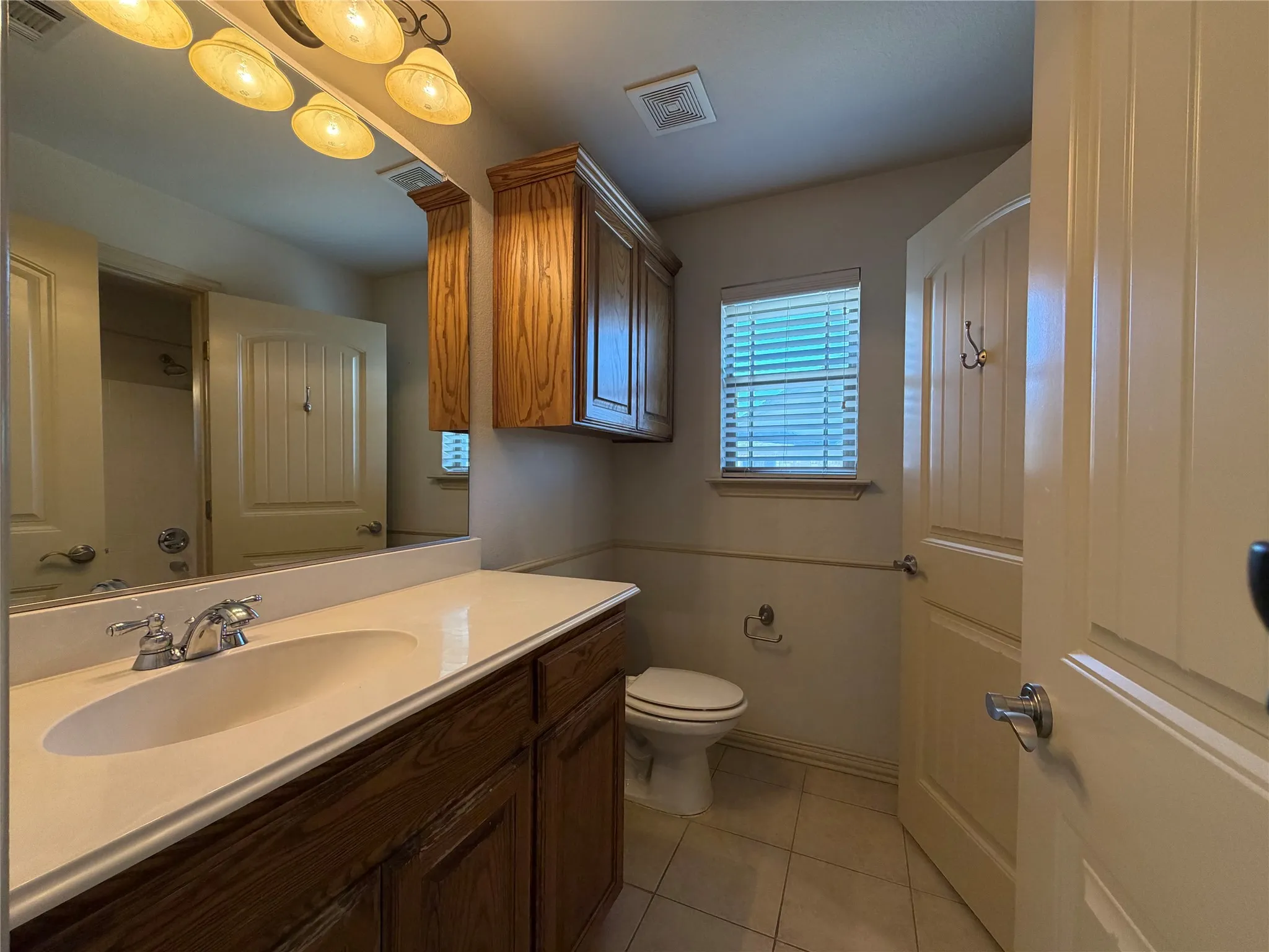 Single Family Residence For Sale in Tarrant County , 5107 Chesterfield Place, Arlington, Texas 76017, 3 Bedroom, 3 Bathroom, 2 Garage spaces, 2,415 Sqft, built in 2006, mls#21366580, Real Estate Agent in Arlington, Homes For Sale in Tarrant county, Homes For Sale in Arlington, Realtor in Arlington Texas, Real Estate Brokerage Independent Realty Texas, Luminita Cordes Realtor