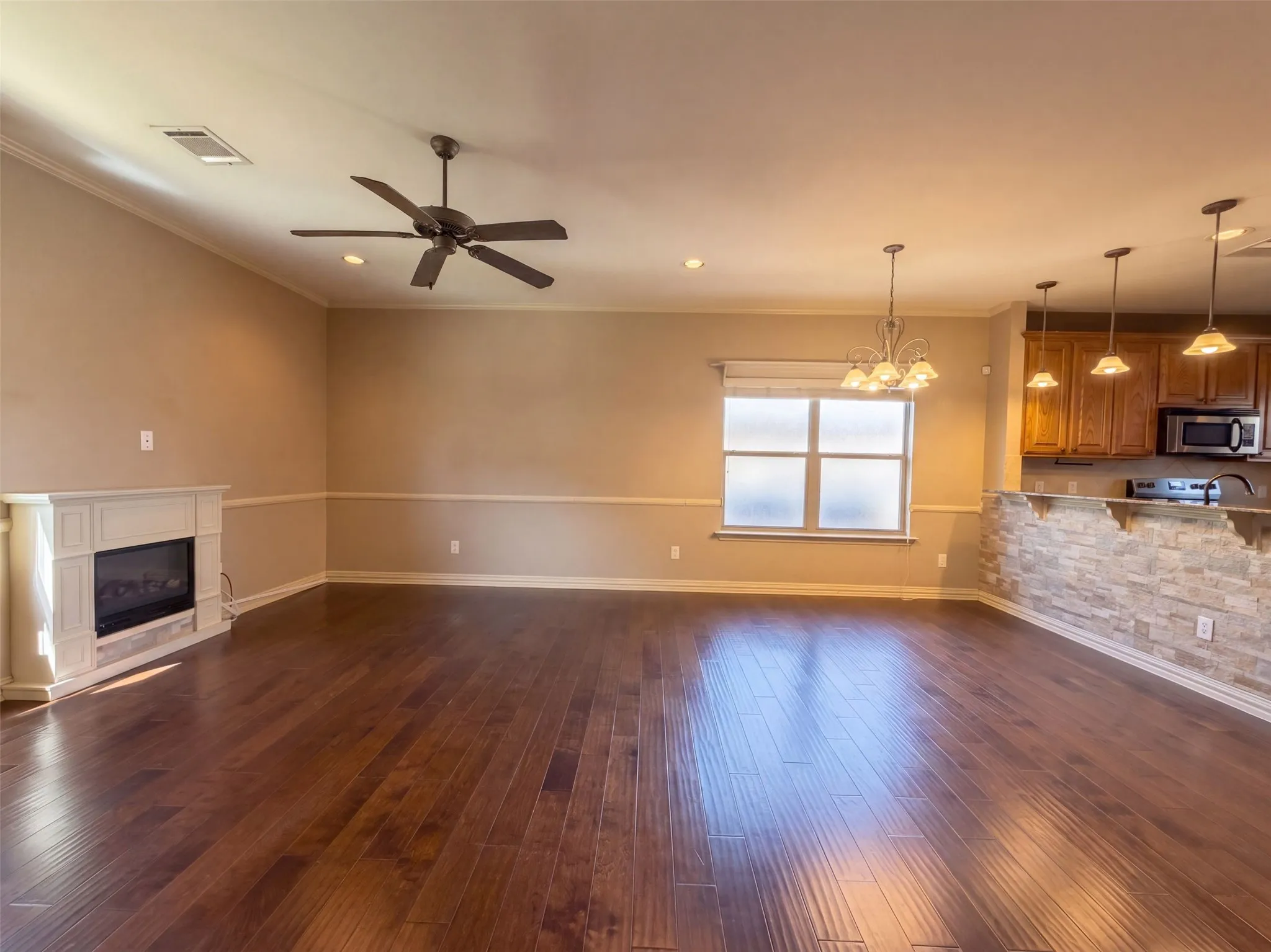 Single Family Residence For Sale in Tarrant County , 5107 Chesterfield Place, Arlington, Texas 76017, 3 Bedroom, 3 Bathroom, 2 Garage spaces, 2,415 Sqft, built in 2006, mls#21366580, Real Estate Agent in Arlington, Homes For Sale in Tarrant county, Homes For Sale in Arlington, Realtor in Arlington Texas, Real Estate Brokerage Independent Realty Texas, Luminita Cordes Realtor
