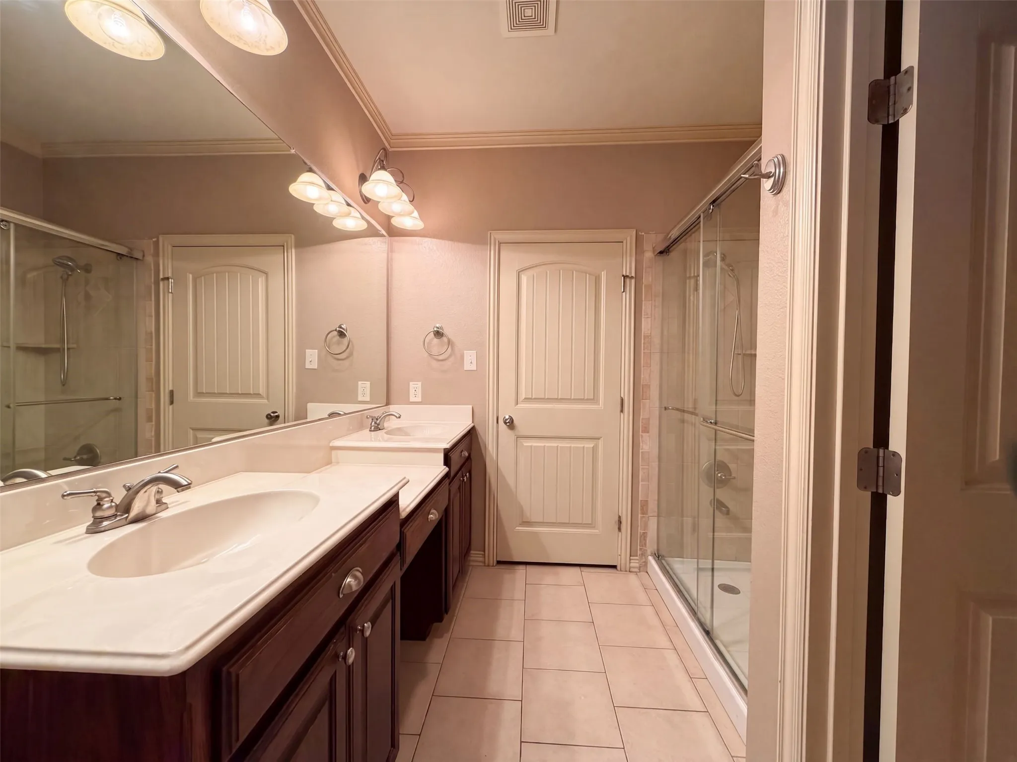 Single Family Residence For Sale in Tarrant County , 5107 Chesterfield Place, Arlington, Texas 76017, 3 Bedroom, 3 Bathroom, 2 Garage spaces, 2,415 Sqft, built in 2006, mls#21366580, Real Estate Agent in Arlington, Homes For Sale in Tarrant county, Homes For Sale in Arlington, Realtor in Arlington Texas, Real Estate Brokerage Independent Realty Texas, Luminita Cordes Realtor