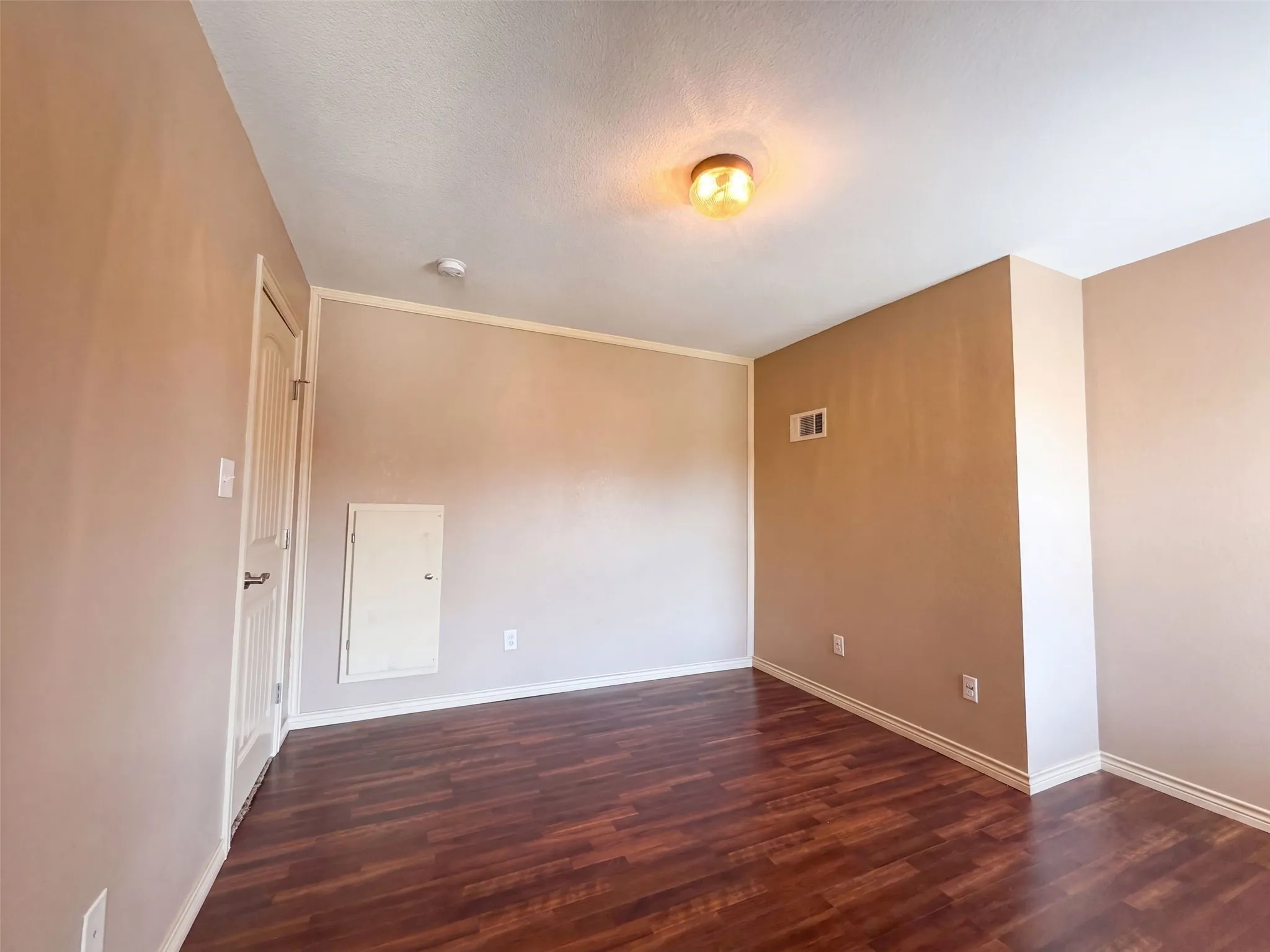 Single Family Residence For Sale in Tarrant County , 5107 Chesterfield Place, Arlington, Texas 76017, 3 Bedroom, 3 Bathroom, 2 Garage spaces, 2,415 Sqft, built in 2006, mls#21366580, Real Estate Agent in Arlington, Homes For Sale in Tarrant county, Homes For Sale in Arlington, Realtor in Arlington Texas, Real Estate Brokerage Independent Realty Texas, Luminita Cordes Realtor