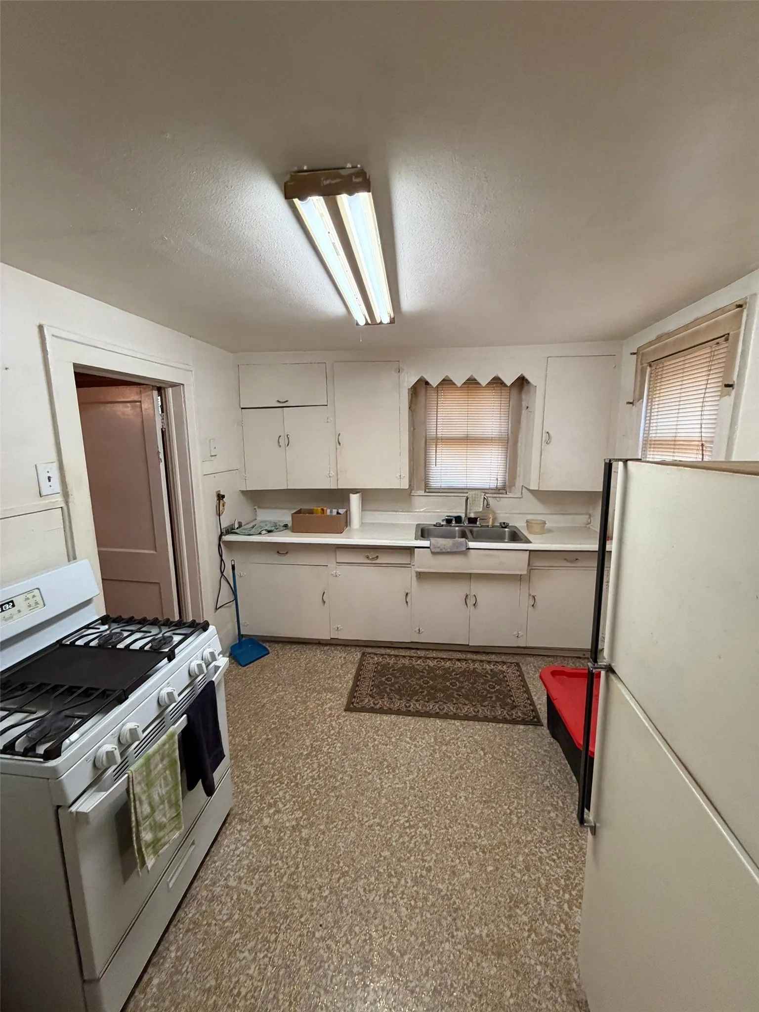 Single Family Residence For Sale in Dallas County , 2014 Arizona Avenue, Dallas, Texas 75216, 2 Bedroom, 1 Bathroom, Garage spaces, 1,120 Sqft, built in 1940, mls#21366558, Real Estate Agent in Dallas, Homes For Sale in Dallas county, Homes For Sale in Dallas, Realtor in Dallas Texas, Real Estate Brokerage Independent Realty Texas, Luminita Cordes Realtor