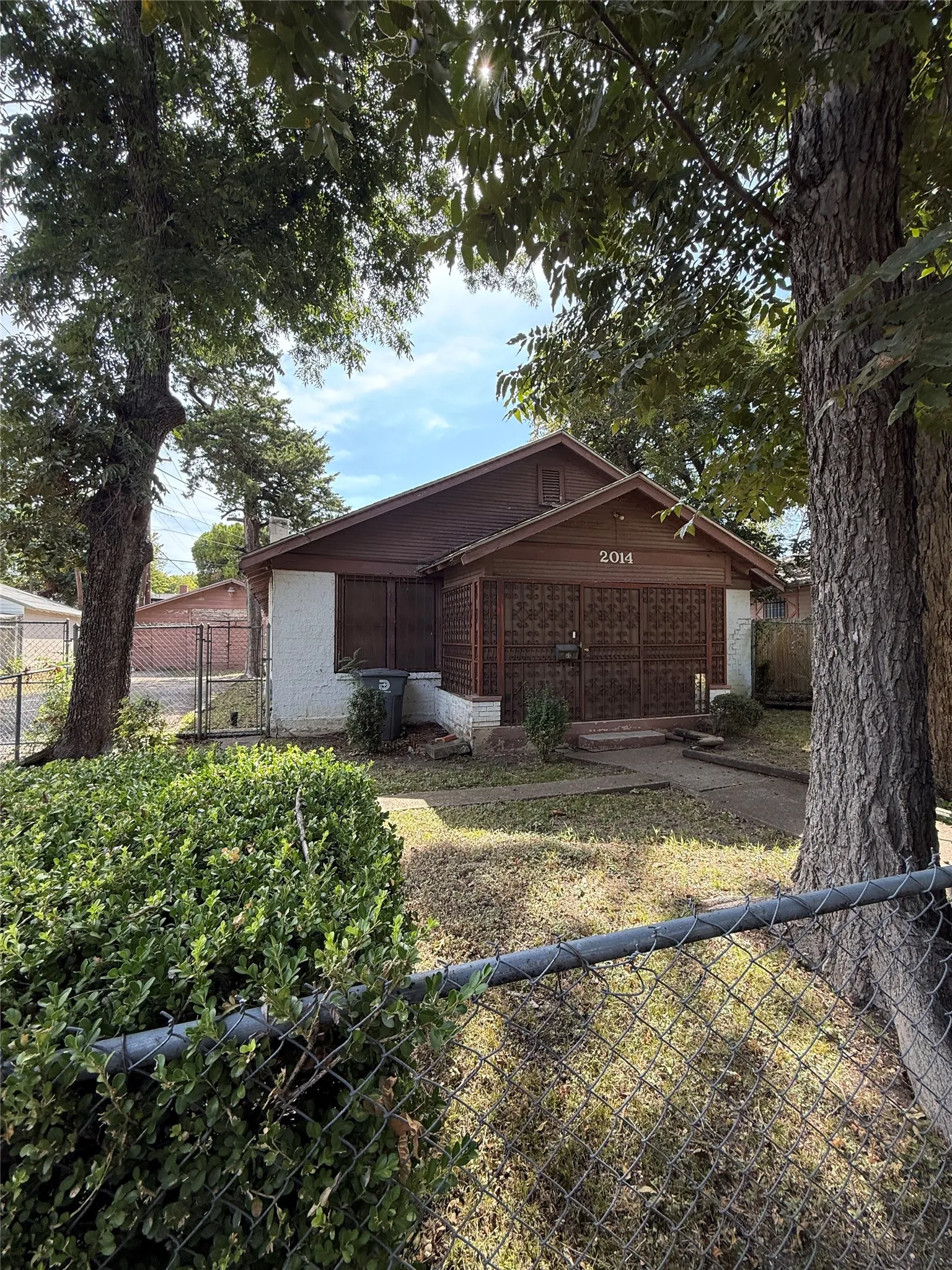 Single Family Residence For Sale in Dallas County , 2014 Arizona Avenue, Dallas, Texas 75216, 2 Bedroom, 1 Bathroom, Garage spaces, 1,120 Sqft, built in 1940, mls#21366558, Real Estate Agent in Dallas, Homes For Sale in Dallas county, Homes For Sale in Dallas, Realtor in Dallas Texas, Real Estate Brokerage Independent Realty Texas, Luminita Cordes Realtor