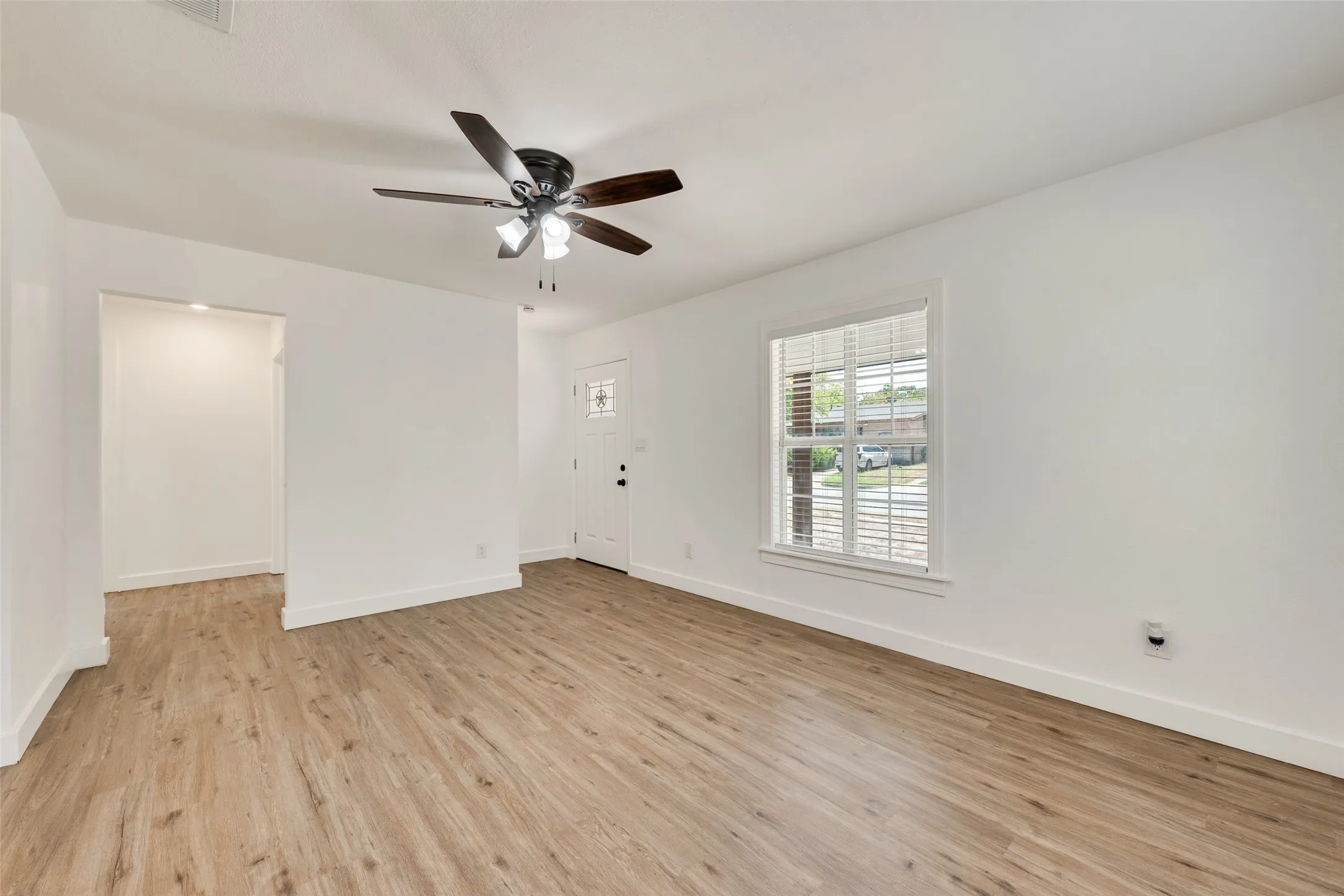 Single Family Residence For Sale in Tarrant County , 6617 Greenlee Street, Fort Worth, Texas 76112, 3 Bedroom, 2 Bathroom, 1 Garage spaces, 1,090 Sqft, built in 1950, mls#21364485, Real Estate Agent in Fort Worth, Homes For Sale in Tarrant county, Homes For Sale in Fort Worth, Realtor in Fort Worth Texas, Real Estate Brokerage Independent Realty Texas, Luminita Cordes Realtor