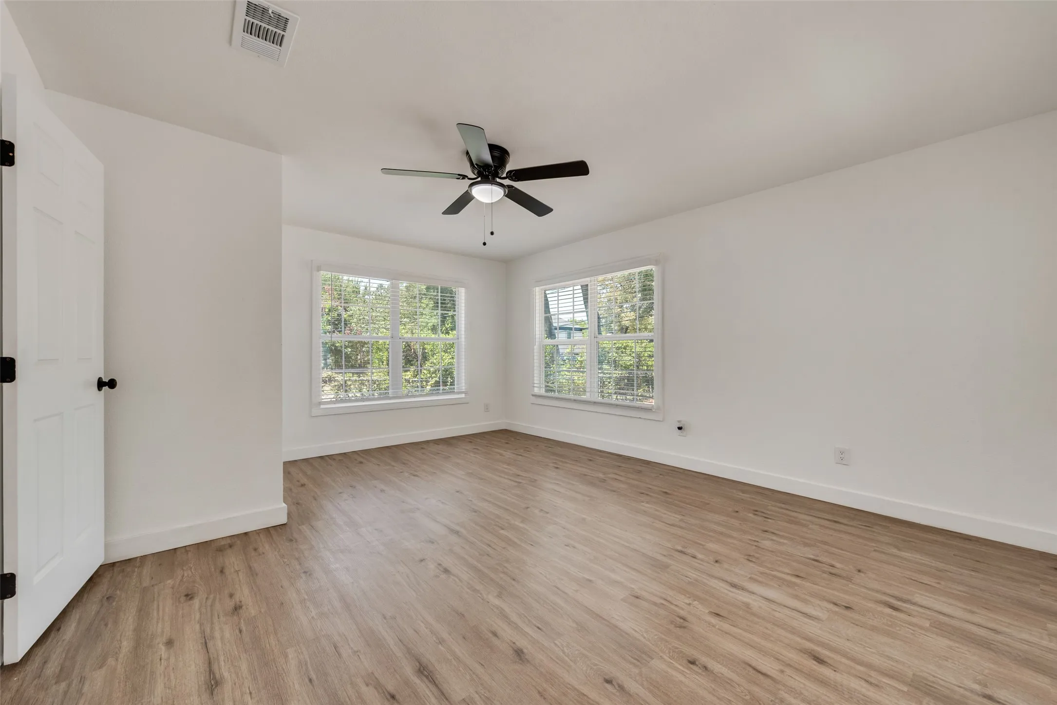 Single Family Residence For Sale in Tarrant County , 6617 Greenlee Street, Fort Worth, Texas 76112, 3 Bedroom, 2 Bathroom, 1 Garage spaces, 1,090 Sqft, built in 1950, mls#21364485, Real Estate Agent in Fort Worth, Homes For Sale in Tarrant county, Homes For Sale in Fort Worth, Realtor in Fort Worth Texas, Real Estate Brokerage Independent Realty Texas, Luminita Cordes Realtor