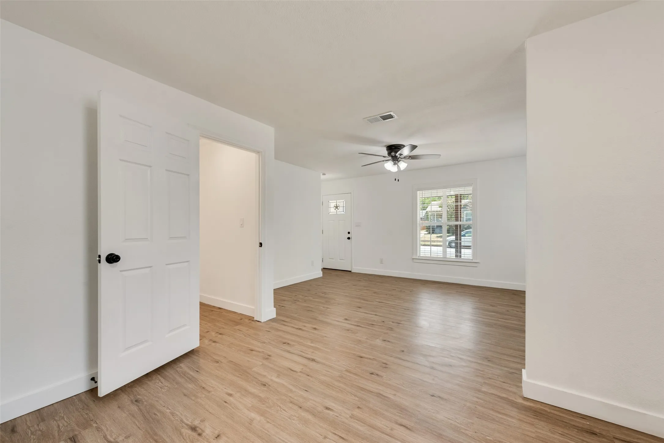 Single Family Residence For Sale in Tarrant County , 6617 Greenlee Street, Fort Worth, Texas 76112, 3 Bedroom, 2 Bathroom, 1 Garage spaces, 1,090 Sqft, built in 1950, mls#21364485, Real Estate Agent in Fort Worth, Homes For Sale in Tarrant county, Homes For Sale in Fort Worth, Realtor in Fort Worth Texas, Real Estate Brokerage Independent Realty Texas, Luminita Cordes Realtor