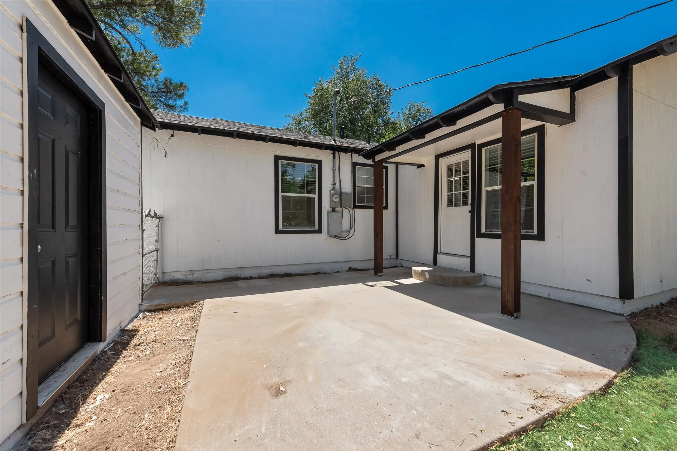 Single Family Residence For Sale in Tarrant County , 6617 Greenlee Street, Fort Worth, Texas 76112, 3 Bedroom, 2 Bathroom, 1 Garage spaces, 1,090 Sqft, built in 1950, mls#21364485, Real Estate Agent in Fort Worth, Homes For Sale in Tarrant county, Homes For Sale in Fort Worth, Realtor in Fort Worth Texas, Real Estate Brokerage Independent Realty Texas, Luminita Cordes Realtor