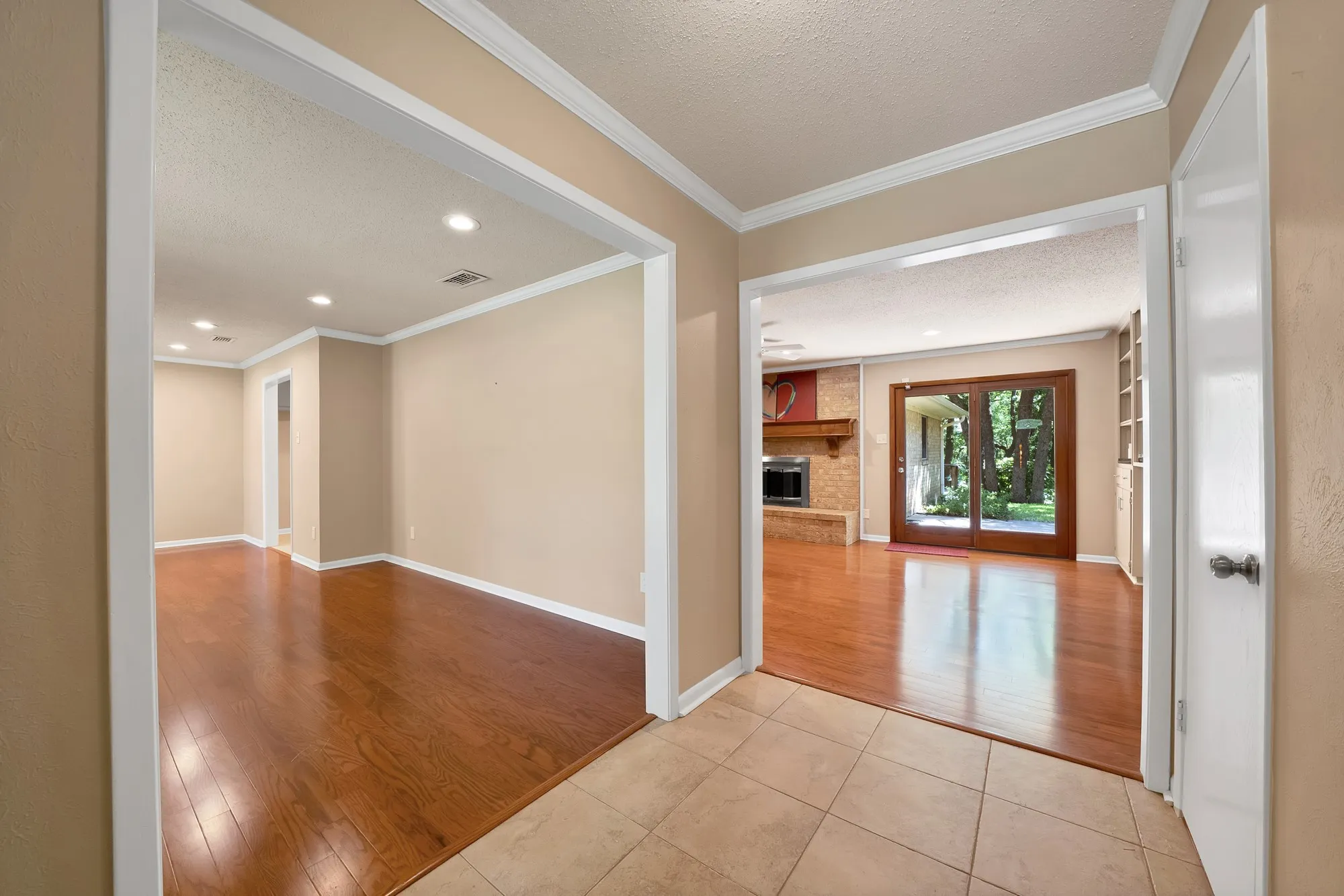 Single Family Residence For Sale in Tarrant County , 451 Cooks Lane, Fort Worth, Texas 76120, 3 Bedroom, 2 Bathroom, Garage spaces, 2,372 Sqft, built in 1969, mls#21366437, Real Estate Agent in Fort Worth, Homes For Sale in Tarrant county, Homes For Sale in Fort Worth, Realtor in Fort Worth Texas, Real Estate Brokerage Independent Realty Texas, Luminita Cordes Realtor