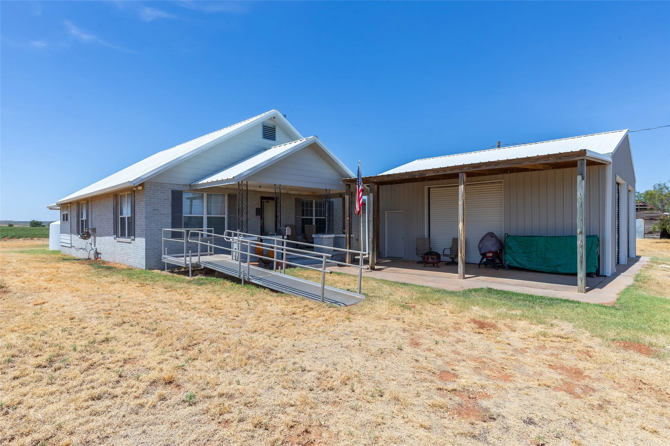 Single Family Residence For Sale in Nolan County , 136 County Road 428, Sweetwater, Texas 79556, 2 Bedroom, 1 Bathroom, 2 Garage spaces, 1,300 Sqft, built in 1945, mls#21366498, Real Estate Agent in Sweetwater, Homes For Sale in Nolan county, Homes For Sale in Sweetwater, Realtor in Sweetwater Texas, Real Estate Brokerage Independent Realty Texas, Luminita Cordes Realtor