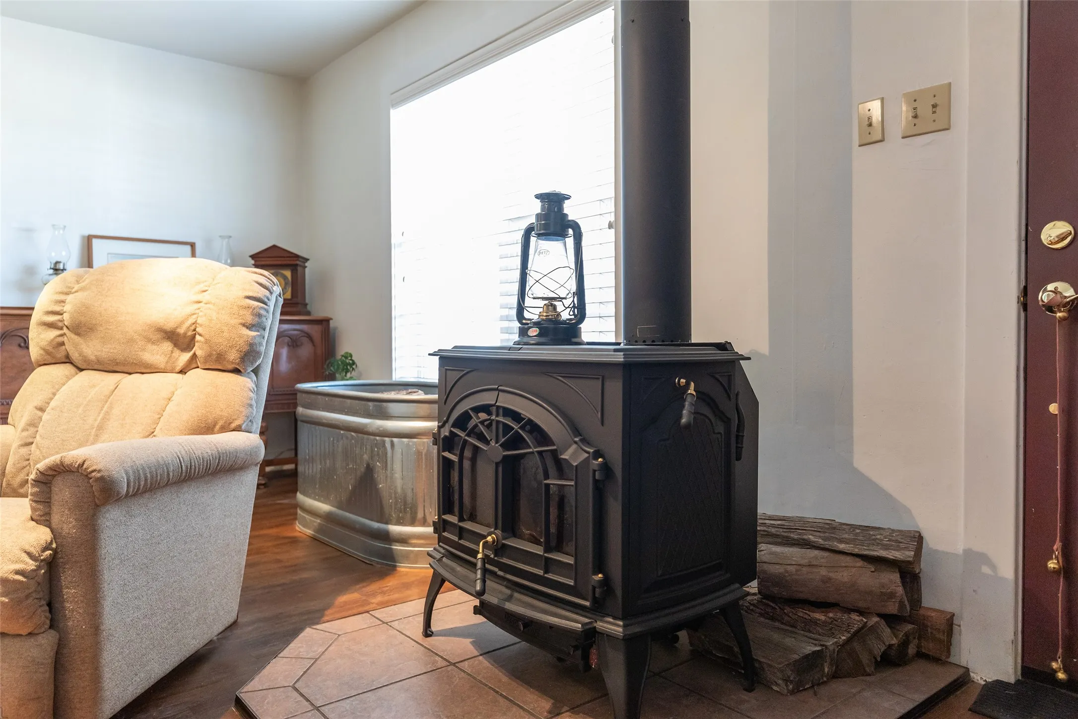 Single Family Residence For Sale in Nolan County , 136 County Road 428, Sweetwater, Texas 79556, 2 Bedroom, 1 Bathroom, 2 Garage spaces, 1,300 Sqft, built in 1945, mls#21366498, Real Estate Agent in Sweetwater, Homes For Sale in Nolan county, Homes For Sale in Sweetwater, Realtor in Sweetwater Texas, Real Estate Brokerage Independent Realty Texas, Luminita Cordes Realtor