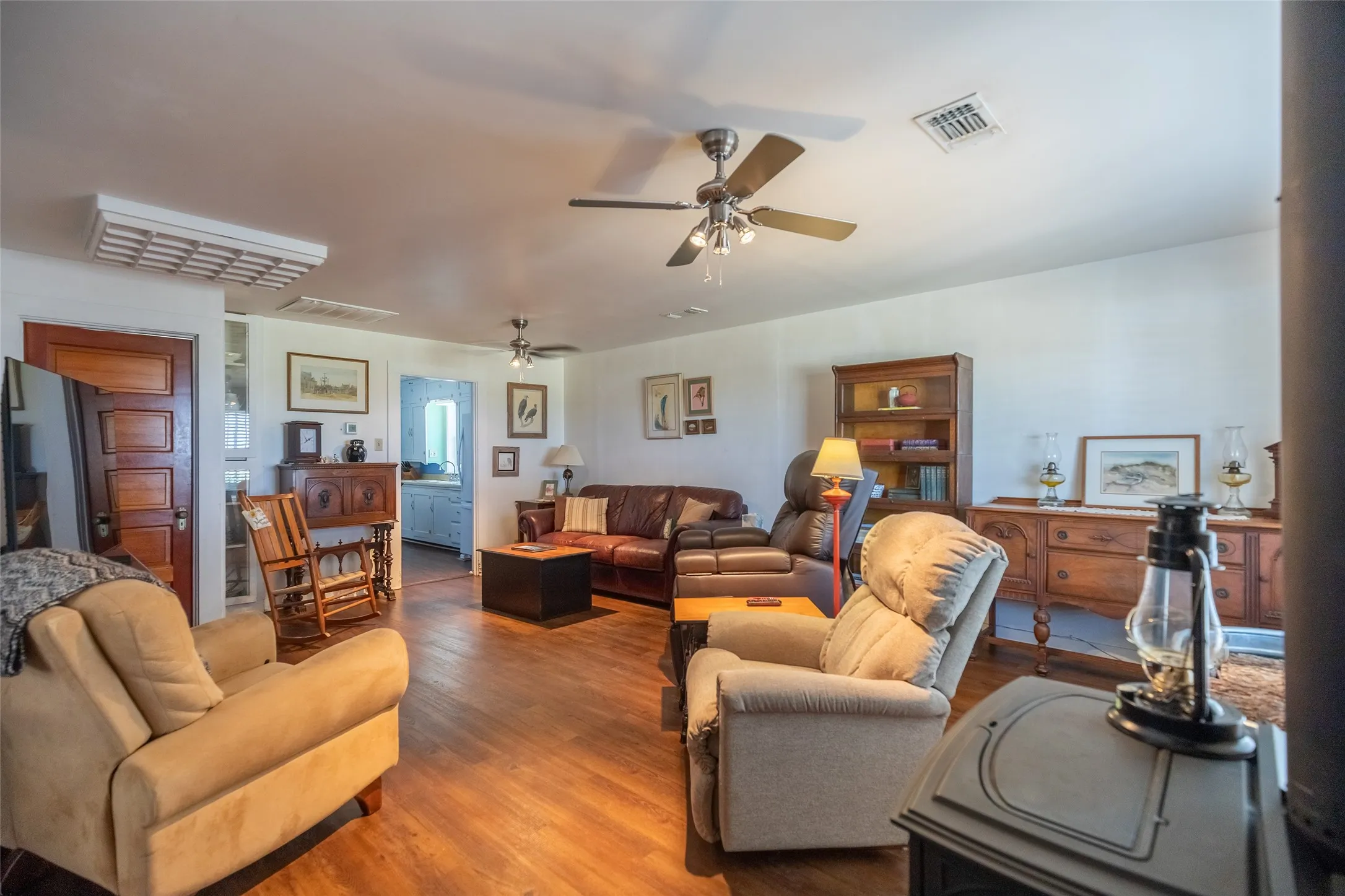 Single Family Residence For Sale in Nolan County , 136 County Road 428, Sweetwater, Texas 79556, 2 Bedroom, 1 Bathroom, 2 Garage spaces, 1,300 Sqft, built in 1945, mls#21366498, Real Estate Agent in Sweetwater, Homes For Sale in Nolan county, Homes For Sale in Sweetwater, Realtor in Sweetwater Texas, Real Estate Brokerage Independent Realty Texas, Luminita Cordes Realtor