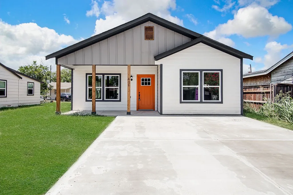 Single Family Residence For Sale in Tarrant County , 403 N Hansbarger Street, Everman, Texas 76140, 3 Bedroom, 2 Bathroom, Garage spaces, 1,338 Sqft, built in 2026, mls#21366593, Real Estate Agent in Everman, Homes For Sale in Tarrant county, Homes For Sale in Everman, Realtor in Everman Texas, Real Estate Brokerage Independent Realty Texas, Luminita Cordes Realtor