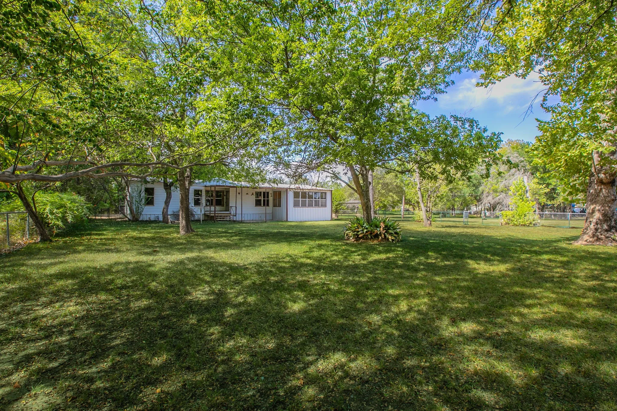 Mobile Home For Sale in Mc Lennan County , 5749 S Rock Creek Loop, Waco, Texas 76708, 3 Bedroom, 2 Bathroom, Garage spaces, 2,316 Sqft, built in 1970, mls#21366203, Real Estate Agent in Waco, Homes For Sale in Mc Lennan county, Homes For Sale in Waco, Realtor in Waco Texas, Real Estate Brokerage Independent Realty Texas, Luminita Cordes Realtor