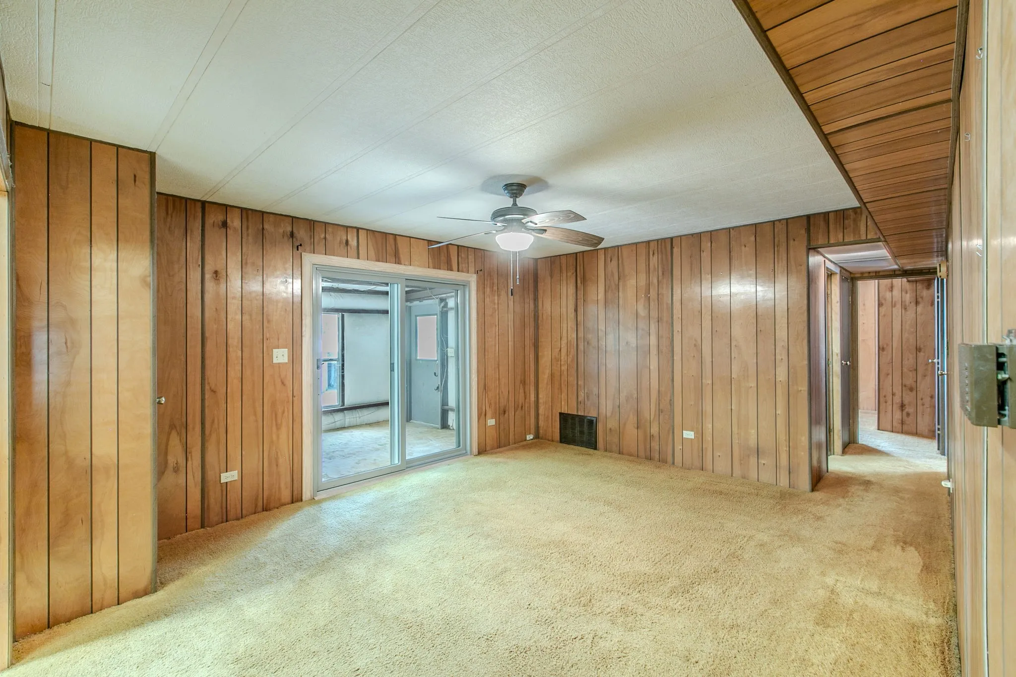 Mobile Home For Sale in Mc Lennan County , 5749 S Rock Creek Loop, Waco, Texas 76708, 3 Bedroom, 2 Bathroom, Garage spaces, 2,316 Sqft, built in 1970, mls#21366203, Real Estate Agent in Waco, Homes For Sale in Mc Lennan county, Homes For Sale in Waco, Realtor in Waco Texas, Real Estate Brokerage Independent Realty Texas, Luminita Cordes Realtor