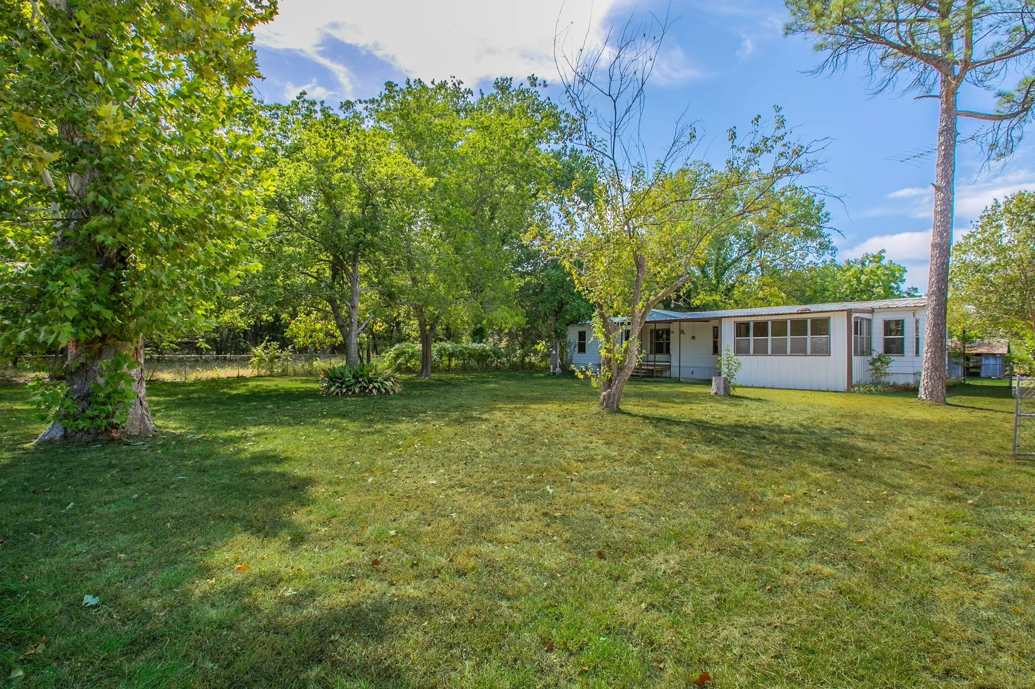 Mobile Home For Sale in Mc Lennan County , 5749 S Rock Creek Loop, Waco, Texas 76708, 3 Bedroom, 2 Bathroom, Garage spaces, 2,316 Sqft, built in 1970, mls#21366203, Real Estate Agent in Waco, Homes For Sale in Mc Lennan county, Homes For Sale in Waco, Realtor in Waco Texas, Real Estate Brokerage Independent Realty Texas, Luminita Cordes Realtor