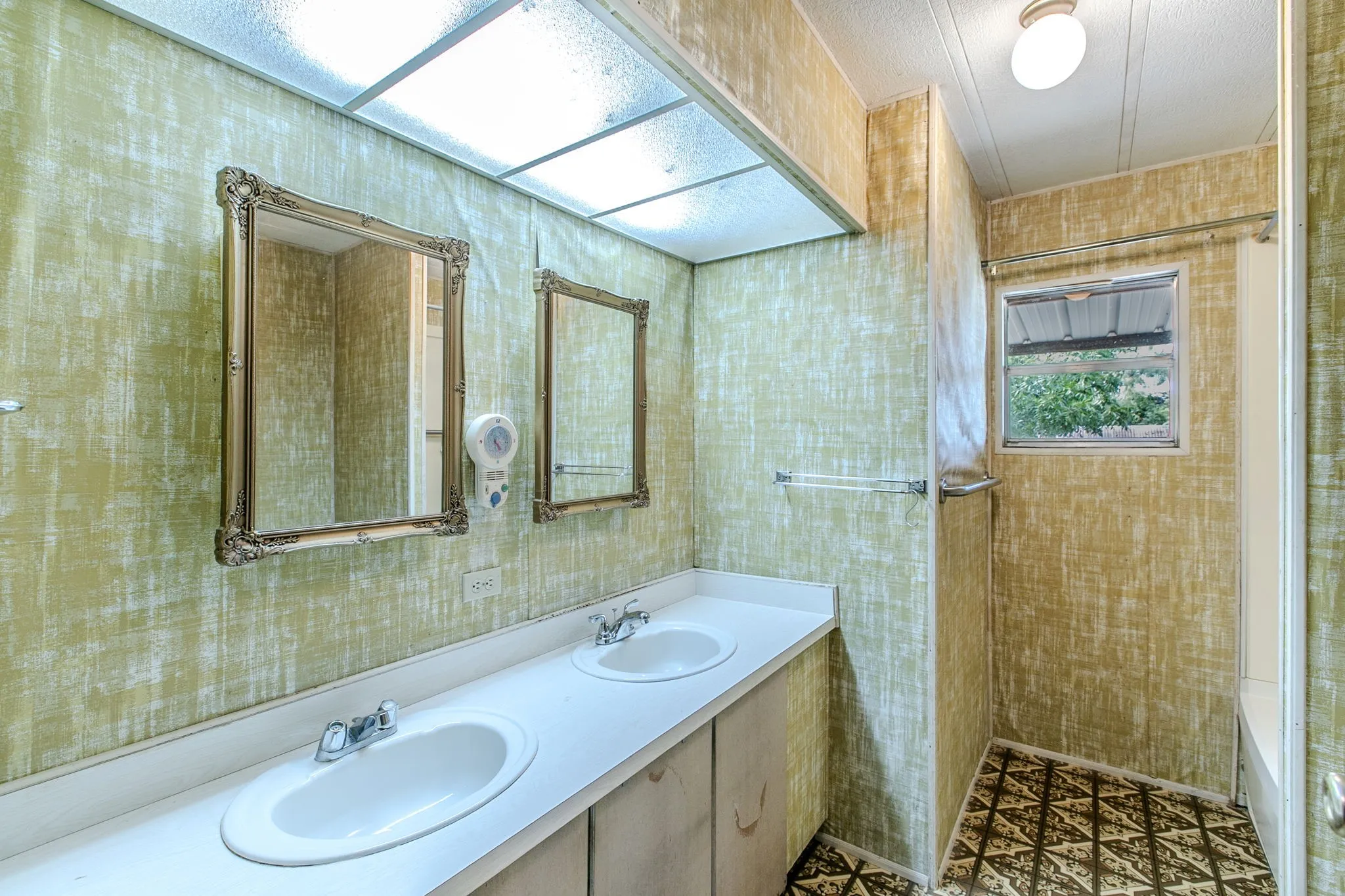 Mobile Home For Sale in Mc Lennan County , 5749 S Rock Creek Loop, Waco, Texas 76708, 3 Bedroom, 2 Bathroom, Garage spaces, 2,316 Sqft, built in 1970, mls#21366203, Real Estate Agent in Waco, Homes For Sale in Mc Lennan county, Homes For Sale in Waco, Realtor in Waco Texas, Real Estate Brokerage Independent Realty Texas, Luminita Cordes Realtor