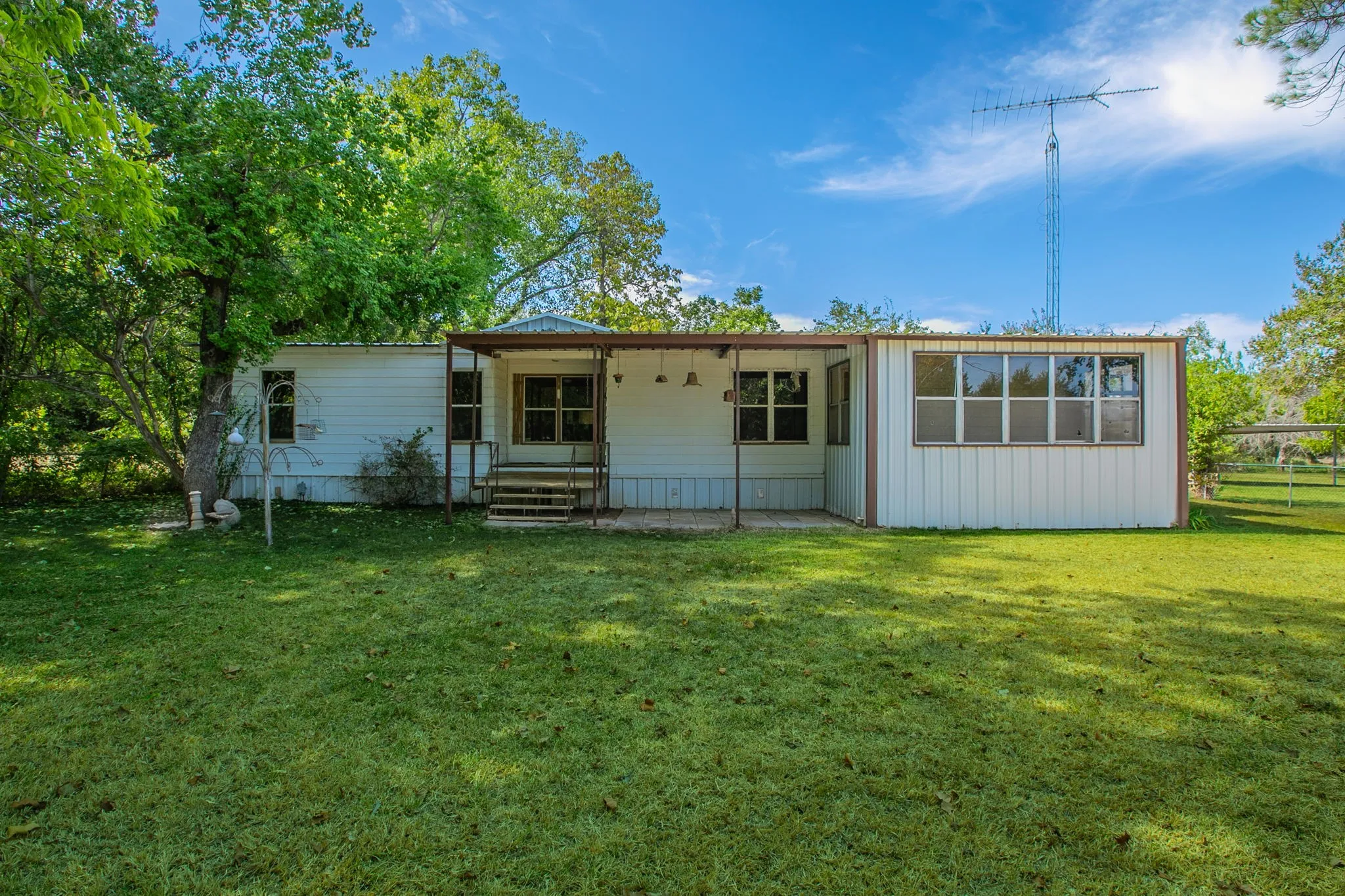 Mobile Home For Sale in Mc Lennan County , 5749 S Rock Creek Loop, Waco, Texas 76708, 3 Bedroom, 2 Bathroom, Garage spaces, 2,316 Sqft, built in 1970, mls#21366203, Real Estate Agent in Waco, Homes For Sale in Mc Lennan county, Homes For Sale in Waco, Realtor in Waco Texas, Real Estate Brokerage Independent Realty Texas, Luminita Cordes Realtor