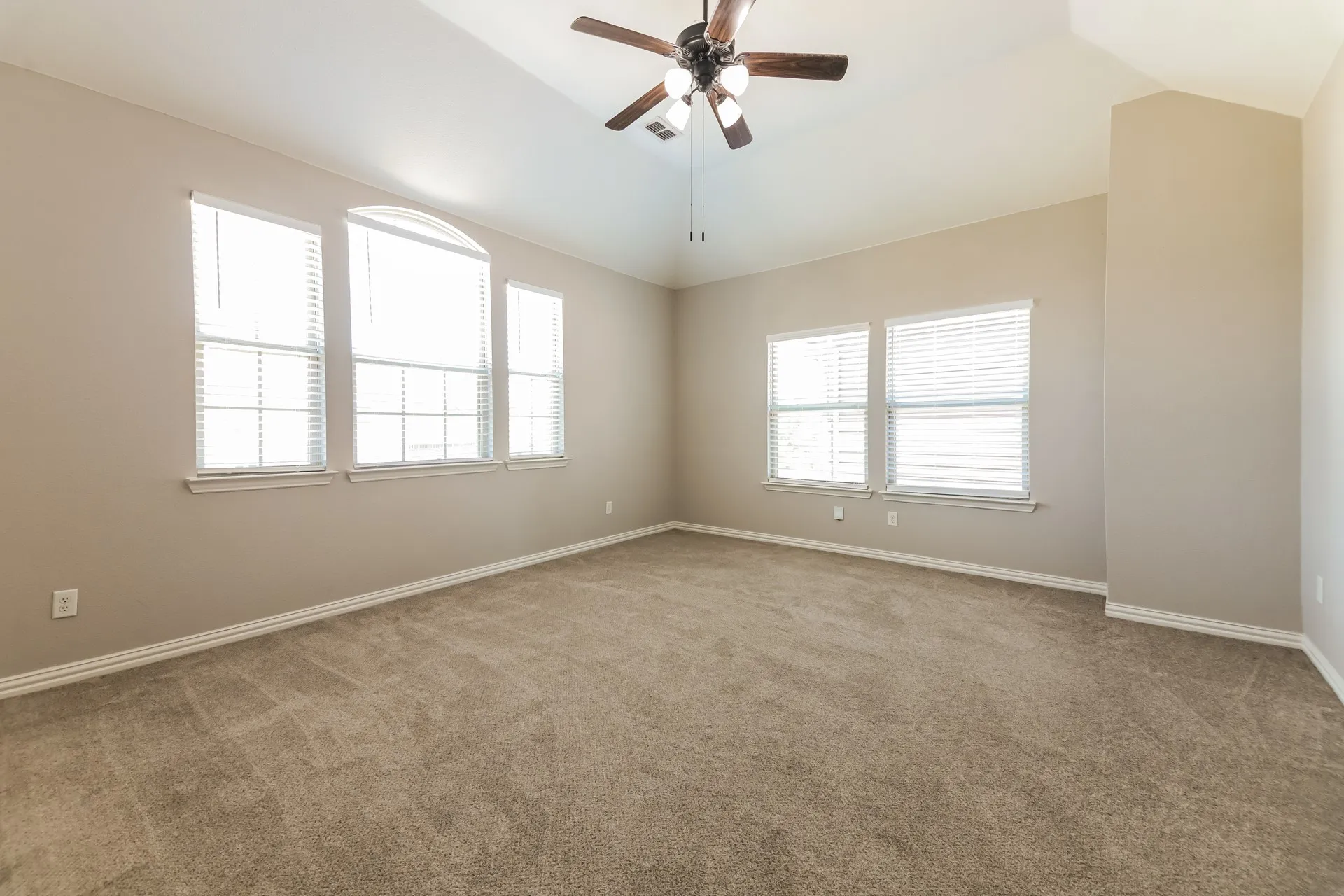 Single Family Residence For Sale in Denton County , 13624 Cortes De Pallas Drive, Little Elm, Texas 75068, 5 Bedroom, 3 Bathroom, 2 Garage spaces, 2,806 Sqft, built in 2016, mls#21363209, Real Estate Agent in Little Elm, Homes For Sale in Denton county, Homes For Sale in Little Elm, Realtor in Little Elm Texas, Real Estate Brokerage Independent Realty Texas, Luminita Cordes Realtor