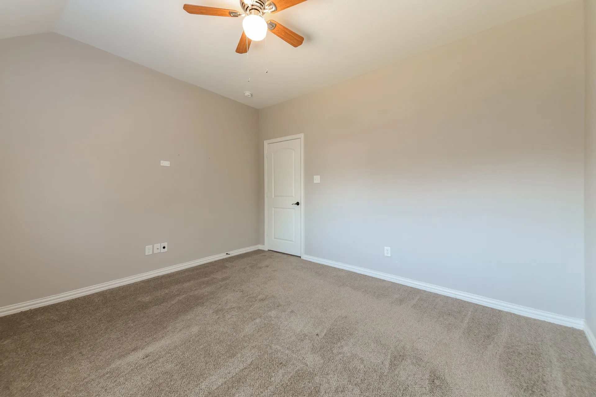 Single Family Residence For Sale in Denton County , 13624 Cortes De Pallas Drive, Little Elm, Texas 75068, 5 Bedroom, 3 Bathroom, 2 Garage spaces, 2,806 Sqft, built in 2016, mls#21363209, Real Estate Agent in Little Elm, Homes For Sale in Denton county, Homes For Sale in Little Elm, Realtor in Little Elm Texas, Real Estate Brokerage Independent Realty Texas, Luminita Cordes Realtor