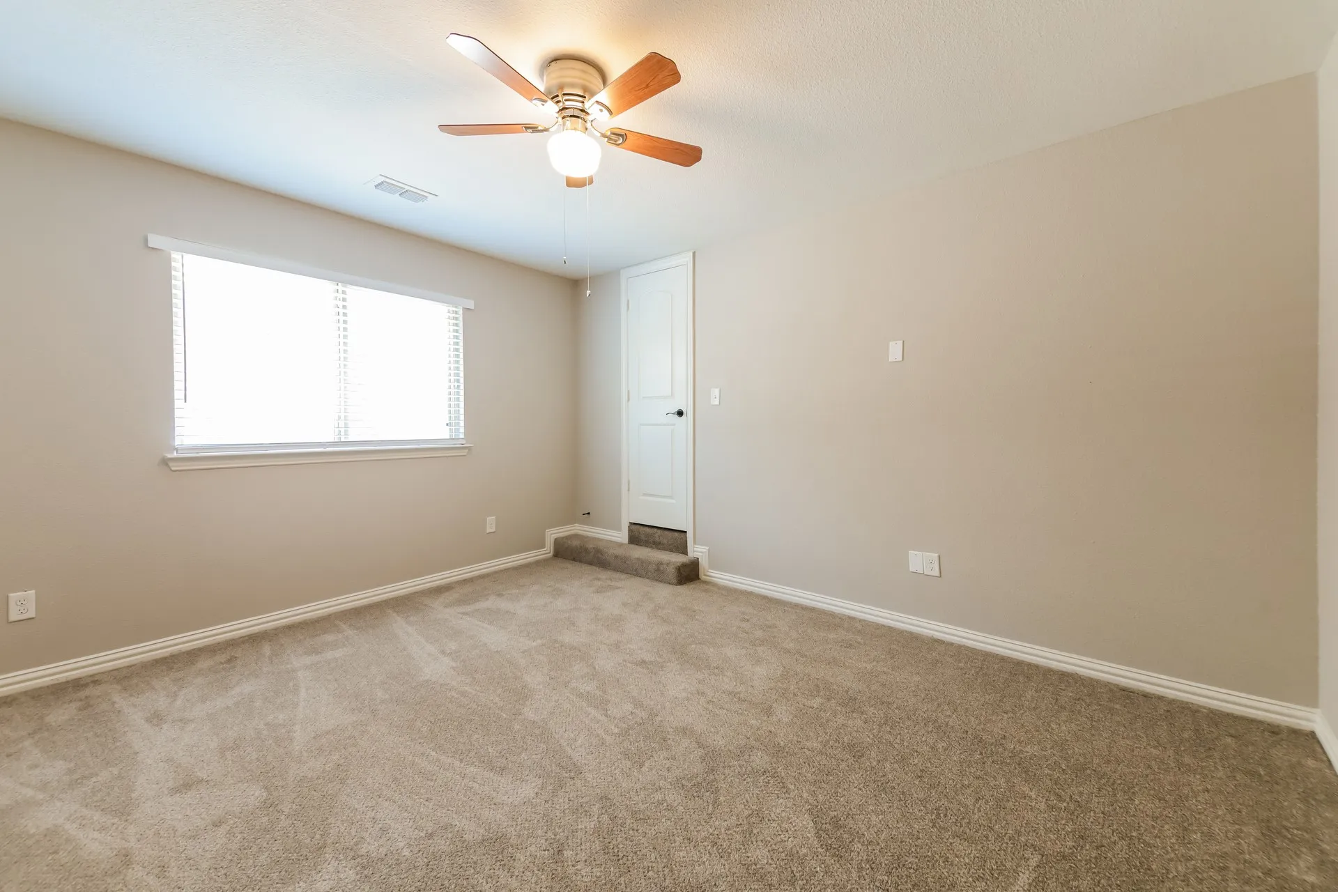Single Family Residence For Sale in Denton County , 13624 Cortes De Pallas Drive, Little Elm, Texas 75068, 5 Bedroom, 3 Bathroom, 2 Garage spaces, 2,806 Sqft, built in 2016, mls#21363209, Real Estate Agent in Little Elm, Homes For Sale in Denton county, Homes For Sale in Little Elm, Realtor in Little Elm Texas, Real Estate Brokerage Independent Realty Texas, Luminita Cordes Realtor