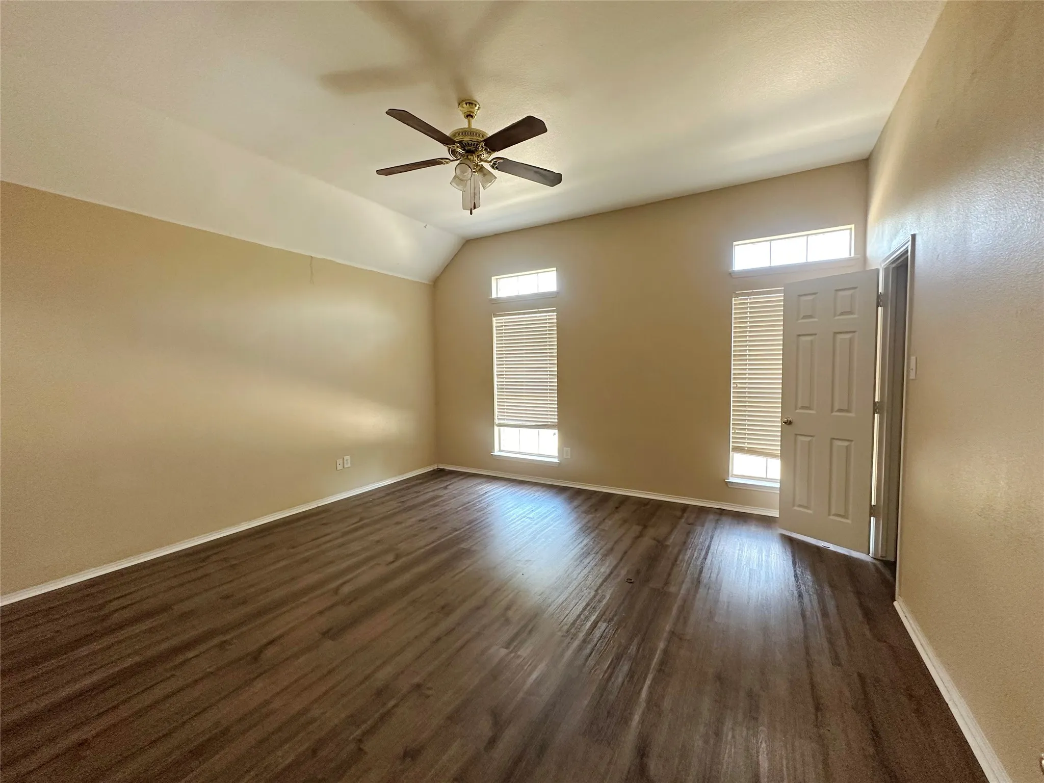 Single Family Residence For Sale in Tarrant County , 13 Monticello Court, Mansfield, Texas 76063, 5 Bedroom, 4 Bathroom, 2 Garage spaces, 4,581 Sqft, built in 2002, mls#21366454, Real Estate Agent in Mansfield, Homes For Sale in Tarrant county, Homes For Sale in Mansfield, Realtor in Mansfield Texas, Real Estate Brokerage Independent Realty Texas, Luminita Cordes Realtor