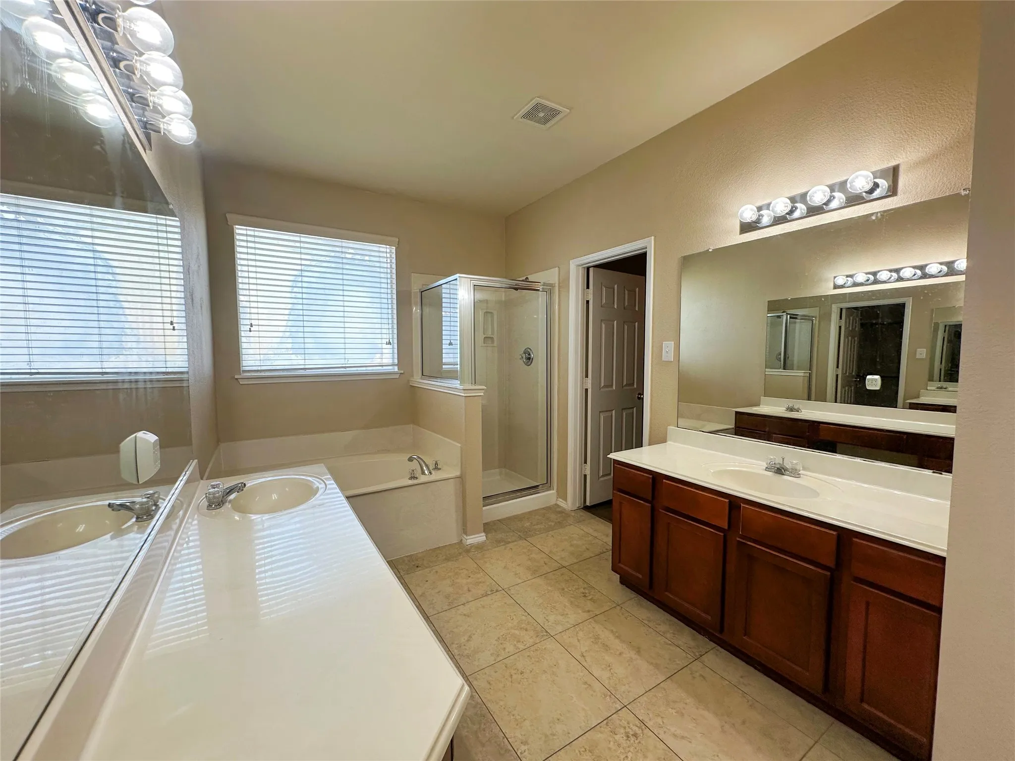 Single Family Residence For Sale in Tarrant County , 13 Monticello Court, Mansfield, Texas 76063, 5 Bedroom, 4 Bathroom, 2 Garage spaces, 4,581 Sqft, built in 2002, mls#21366454, Real Estate Agent in Mansfield, Homes For Sale in Tarrant county, Homes For Sale in Mansfield, Realtor in Mansfield Texas, Real Estate Brokerage Independent Realty Texas, Luminita Cordes Realtor