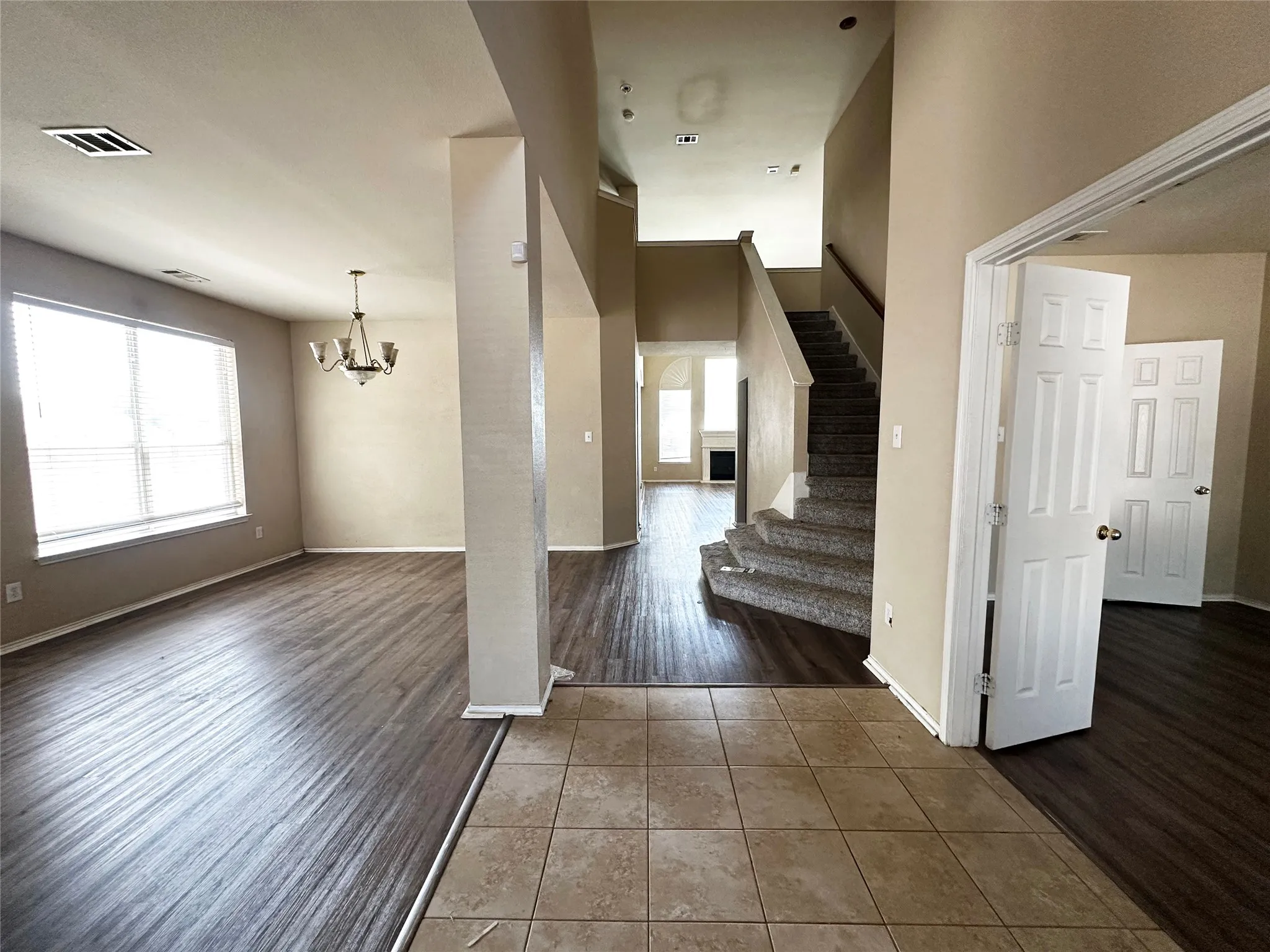 Single Family Residence For Sale in Tarrant County , 13 Monticello Court, Mansfield, Texas 76063, 5 Bedroom, 4 Bathroom, 2 Garage spaces, 4,581 Sqft, built in 2002, mls#21366454, Real Estate Agent in Mansfield, Homes For Sale in Tarrant county, Homes For Sale in Mansfield, Realtor in Mansfield Texas, Real Estate Brokerage Independent Realty Texas, Luminita Cordes Realtor