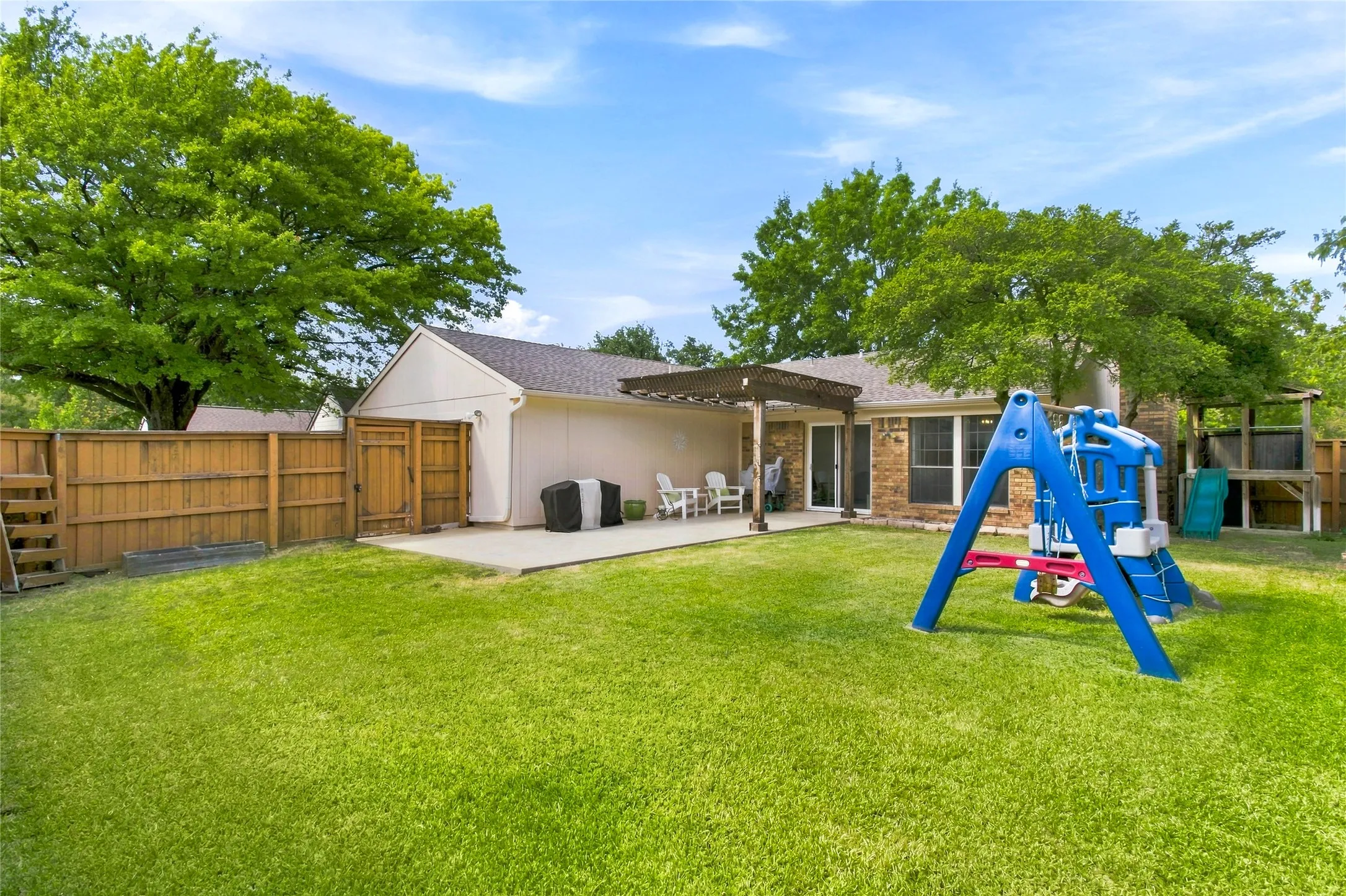 Single Family Residence For Sale in Dallas County , 911 Rolling Brook Lane, Coppell, Texas 75019, 3 Bedroom, 2 Bathroom, 2 Garage spaces, 1,347 Sqft, built in 1983, mls#21355916, Real Estate Agent in Coppell, Homes For Sale in Dallas county, Homes For Sale in Coppell, Realtor in Coppell Texas, Real Estate Brokerage Independent Realty Texas, Luminita Cordes Realtor
