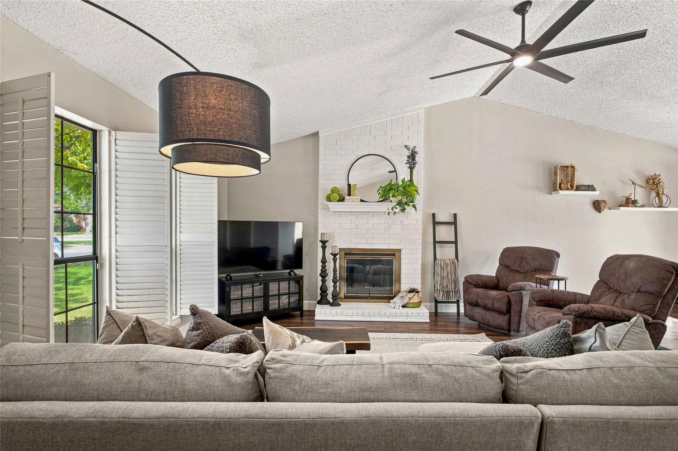 Single Family Residence For Sale in Dallas County , 911 Rolling Brook Lane, Coppell, Texas 75019, 3 Bedroom, 2 Bathroom, 2 Garage spaces, 1,347 Sqft, built in 1983, mls#21355916, Real Estate Agent in Coppell, Homes For Sale in Dallas county, Homes For Sale in Coppell, Realtor in Coppell Texas, Real Estate Brokerage Independent Realty Texas, Luminita Cordes Realtor