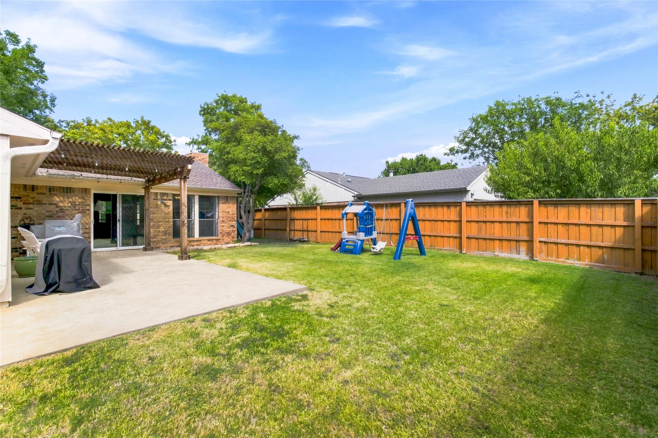 Single Family Residence For Sale in Dallas County , 911 Rolling Brook Lane, Coppell, Texas 75019, 3 Bedroom, 2 Bathroom, 2 Garage spaces, 1,347 Sqft, built in 1983, mls#21355916, Real Estate Agent in Coppell, Homes For Sale in Dallas county, Homes For Sale in Coppell, Realtor in Coppell Texas, Real Estate Brokerage Independent Realty Texas, Luminita Cordes Realtor