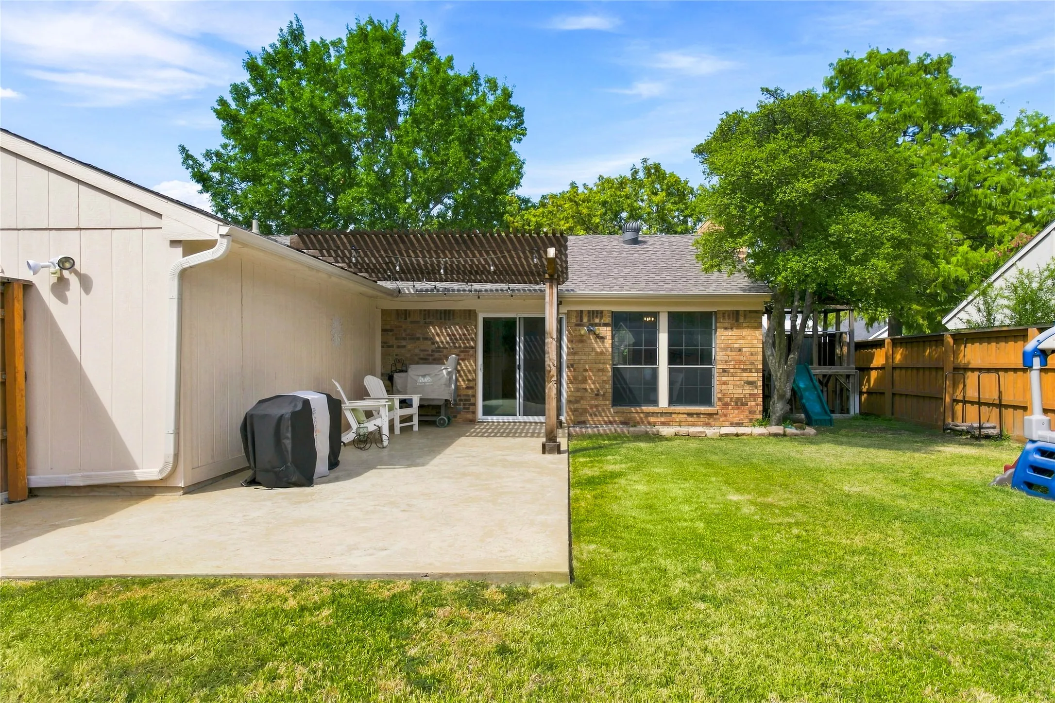 Single Family Residence For Sale in Dallas County , 911 Rolling Brook Lane, Coppell, Texas 75019, 3 Bedroom, 2 Bathroom, 2 Garage spaces, 1,347 Sqft, built in 1983, mls#21355916, Real Estate Agent in Coppell, Homes For Sale in Dallas county, Homes For Sale in Coppell, Realtor in Coppell Texas, Real Estate Brokerage Independent Realty Texas, Luminita Cordes Realtor