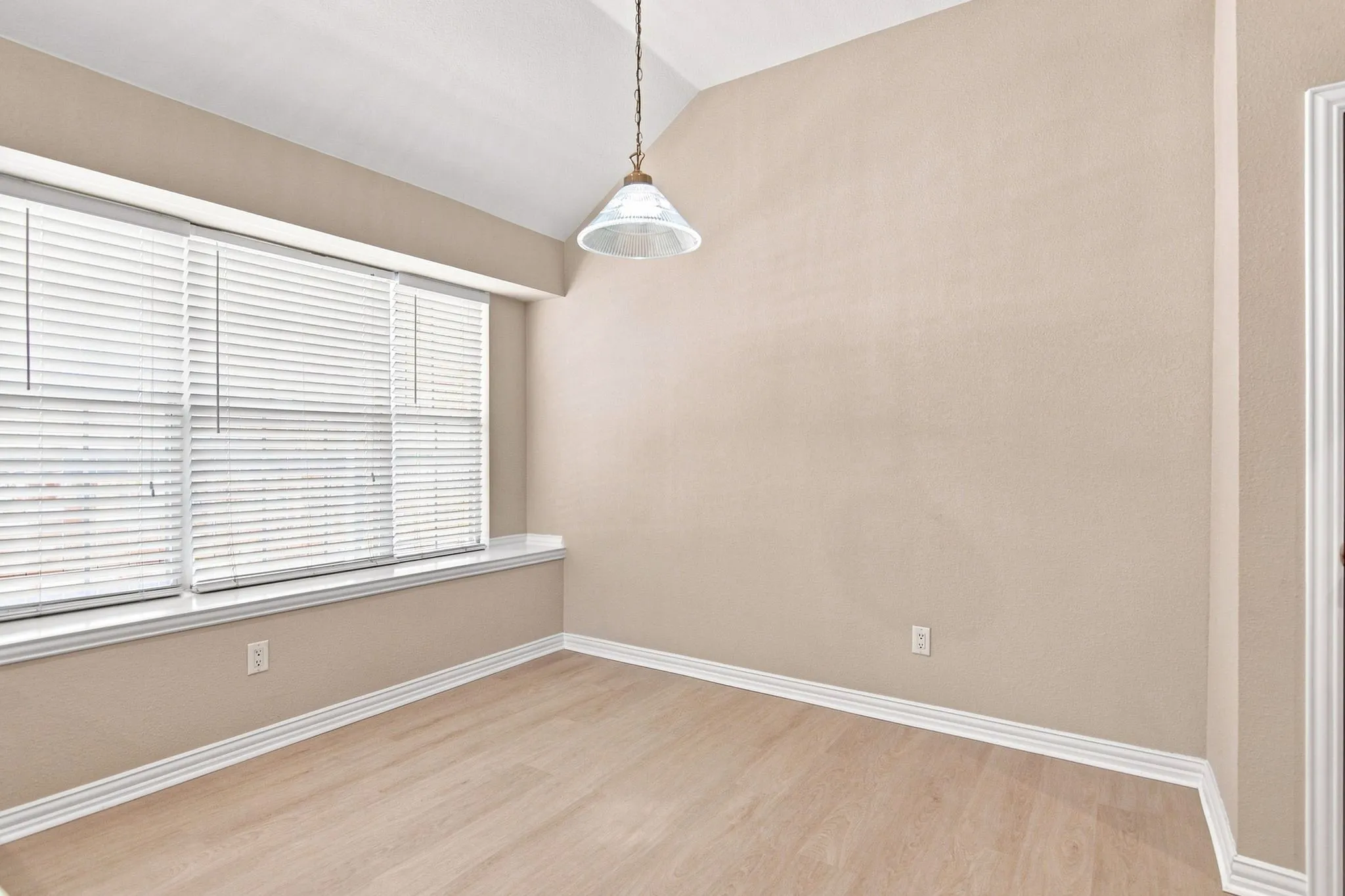 Single Family Residence For Sale in Tarrant County , 9125 Chardin Park Drive, Fort Worth, Texas 76244, 3 Bedroom, 2 Bathroom, 2 Garage spaces, 2,154 Sqft, built in 2001, mls#21364189, Real Estate Agent in Fort Worth, Homes For Sale in Tarrant county, Homes For Sale in Fort Worth, Realtor in Fort Worth Texas, Real Estate Brokerage Independent Realty Texas, Luminita Cordes Realtor